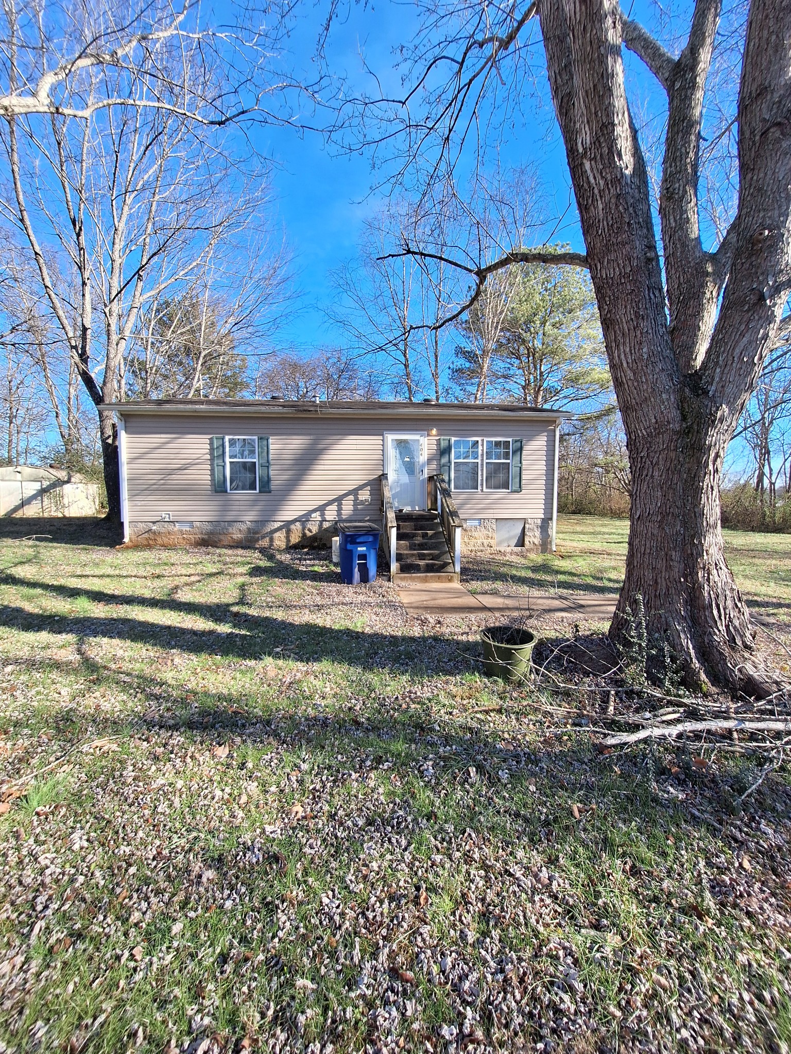 404 Lawrence Ave Property Photo 3