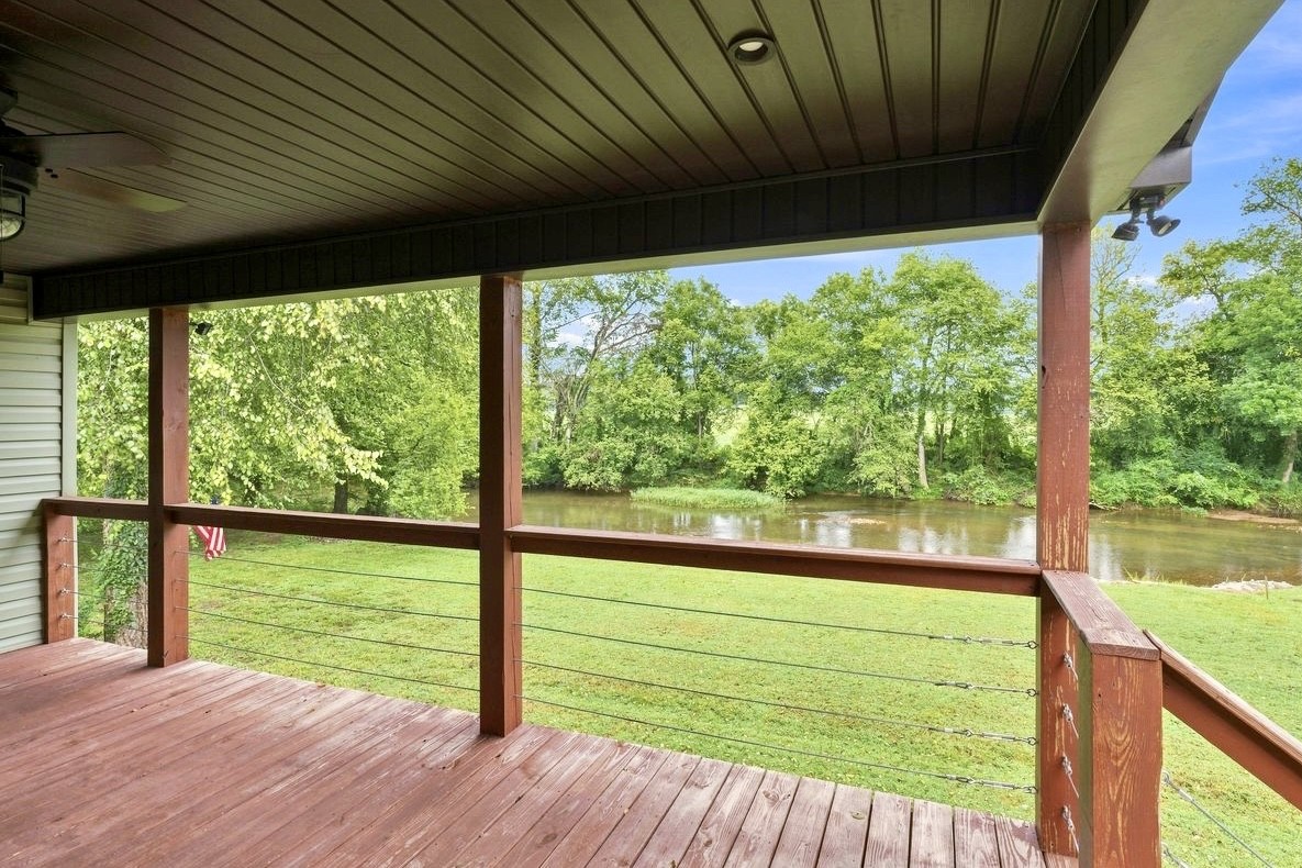52 Railroad Rd Property Photo 7