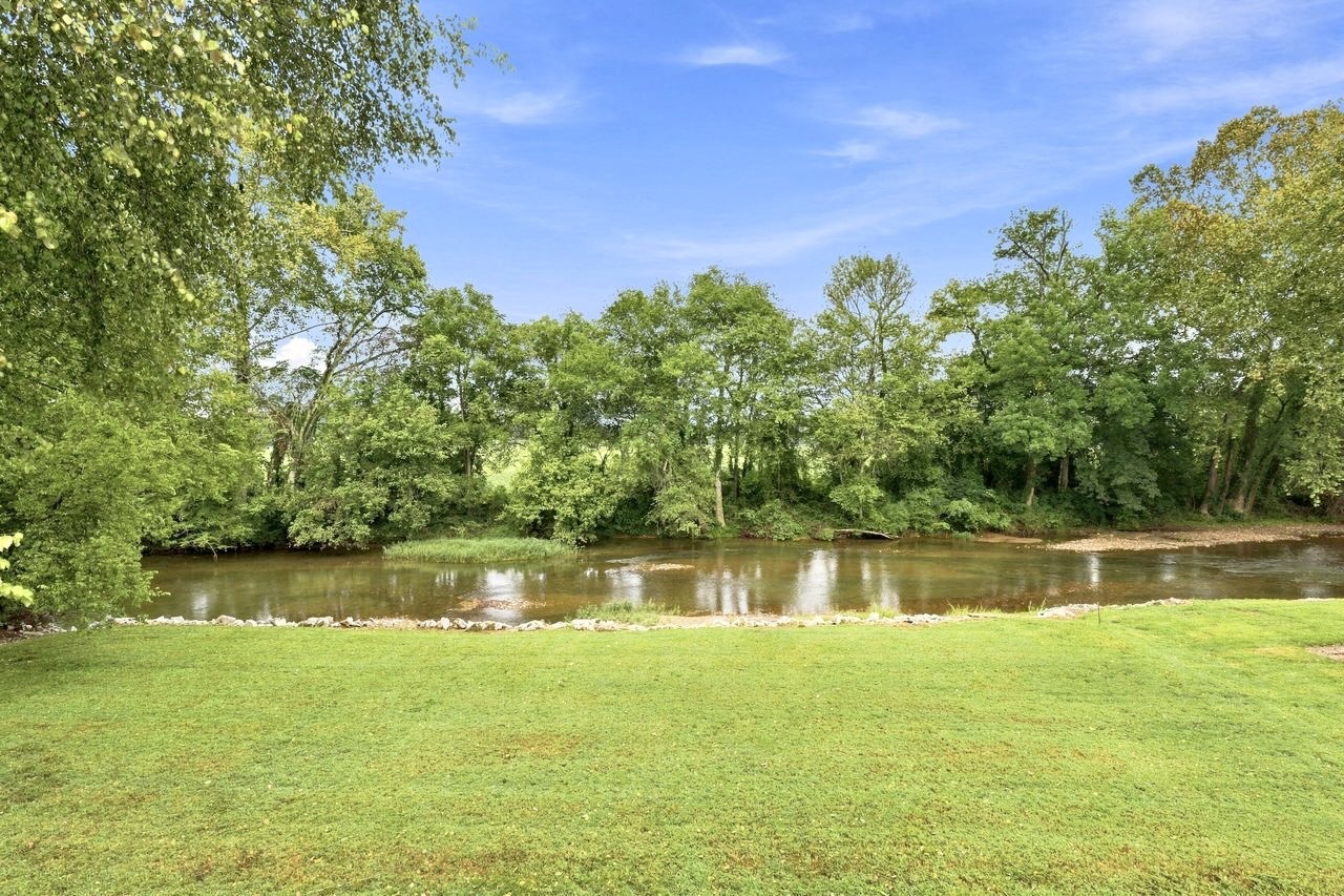 52 Railroad Rd Property Photo 8