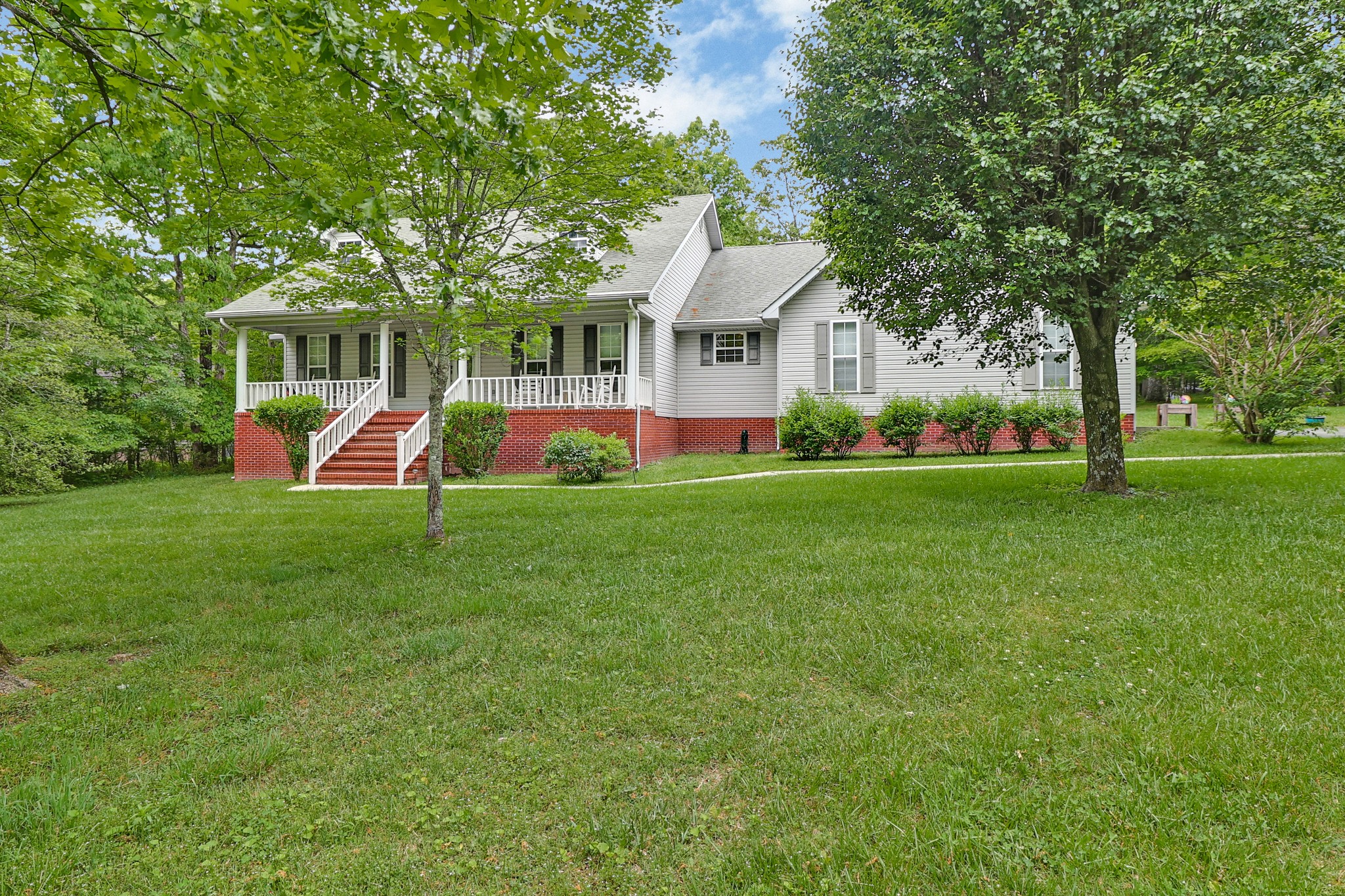 121 Laurelwood Ln Property Photo 1