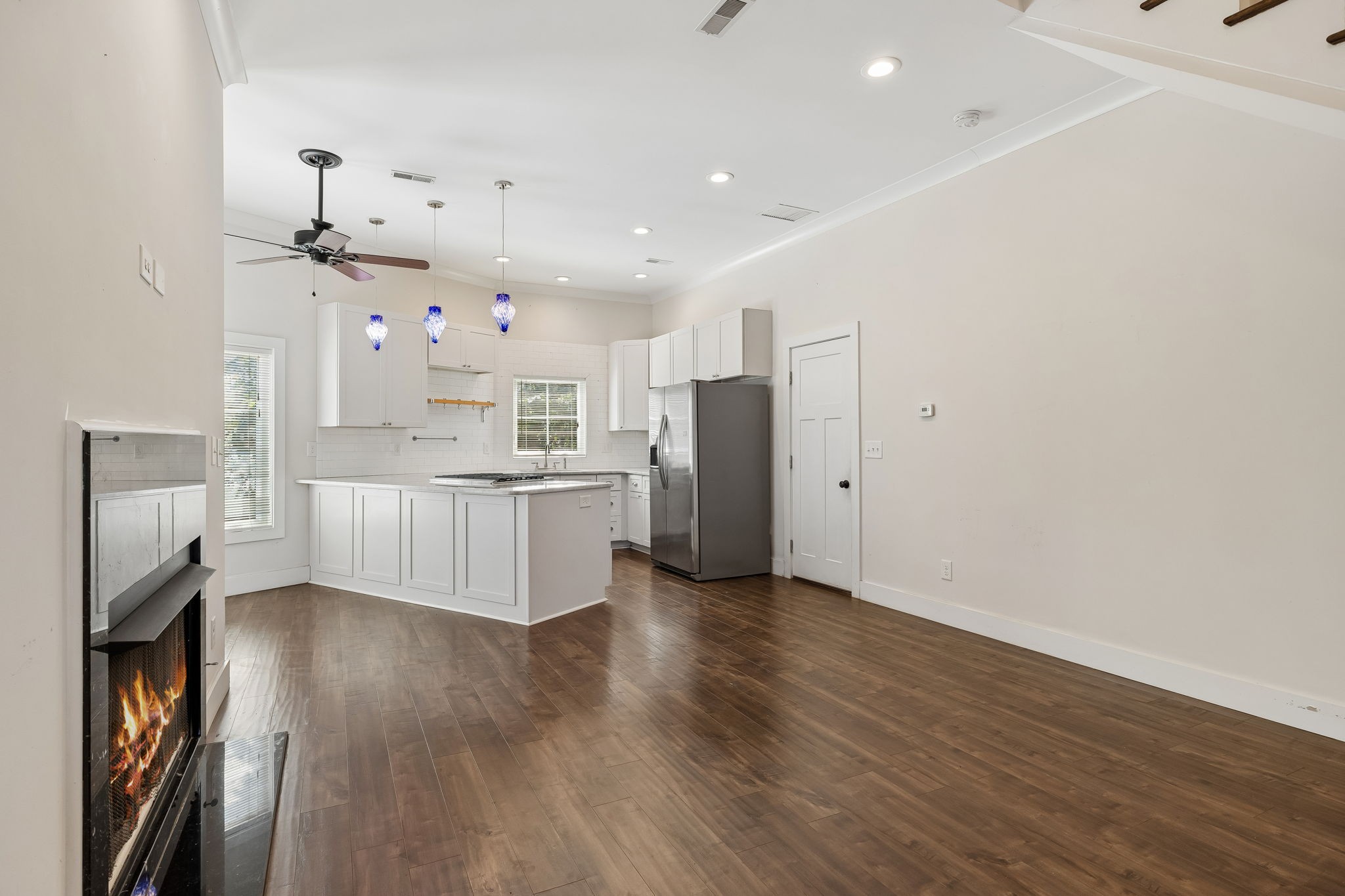 1209 Hawkins St Property Photo 5