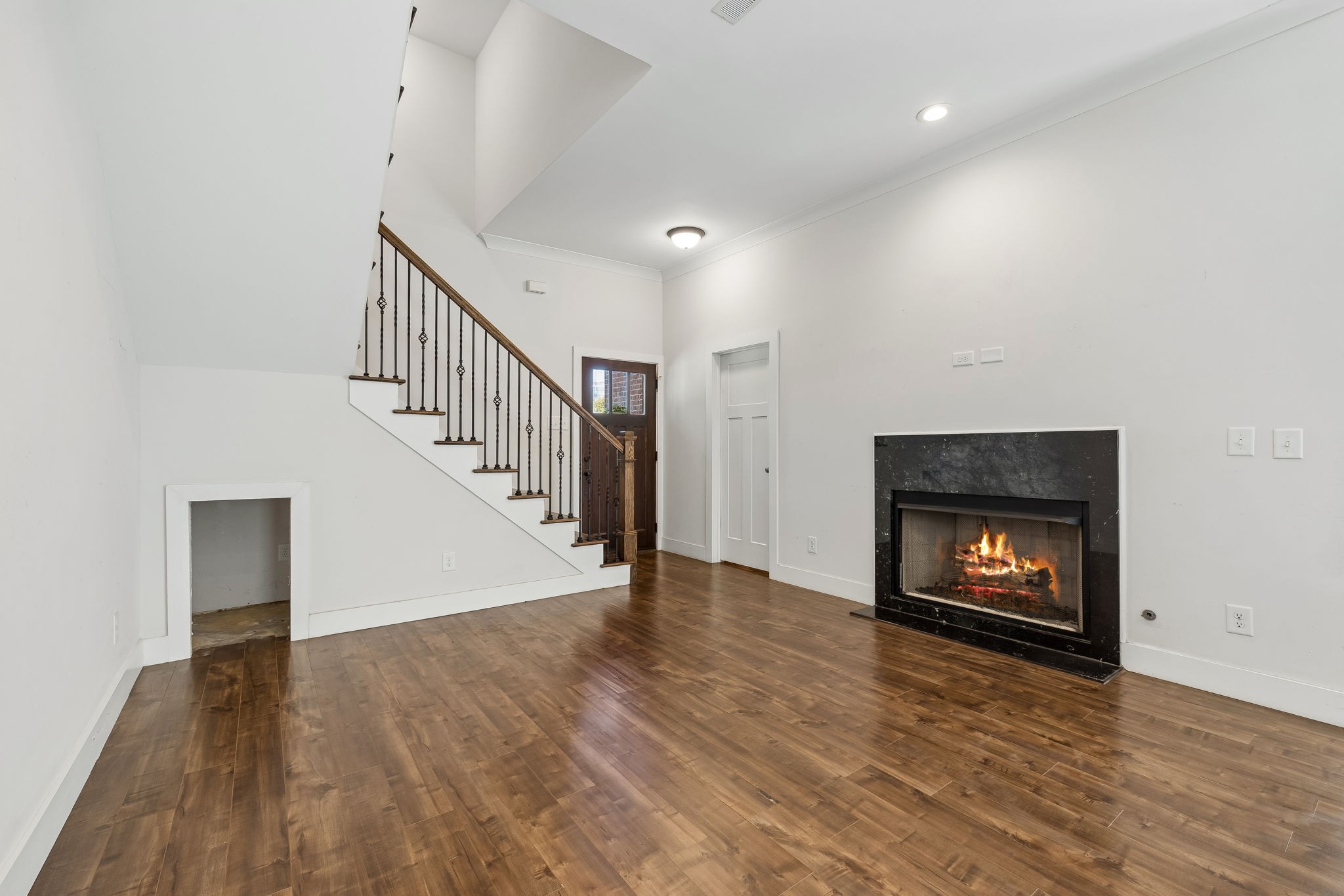 1209 Hawkins St Property Photo 7
