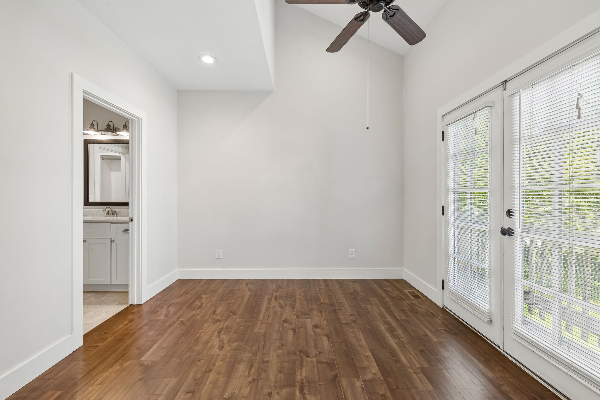 1209 Hawkins St Property Photo 35