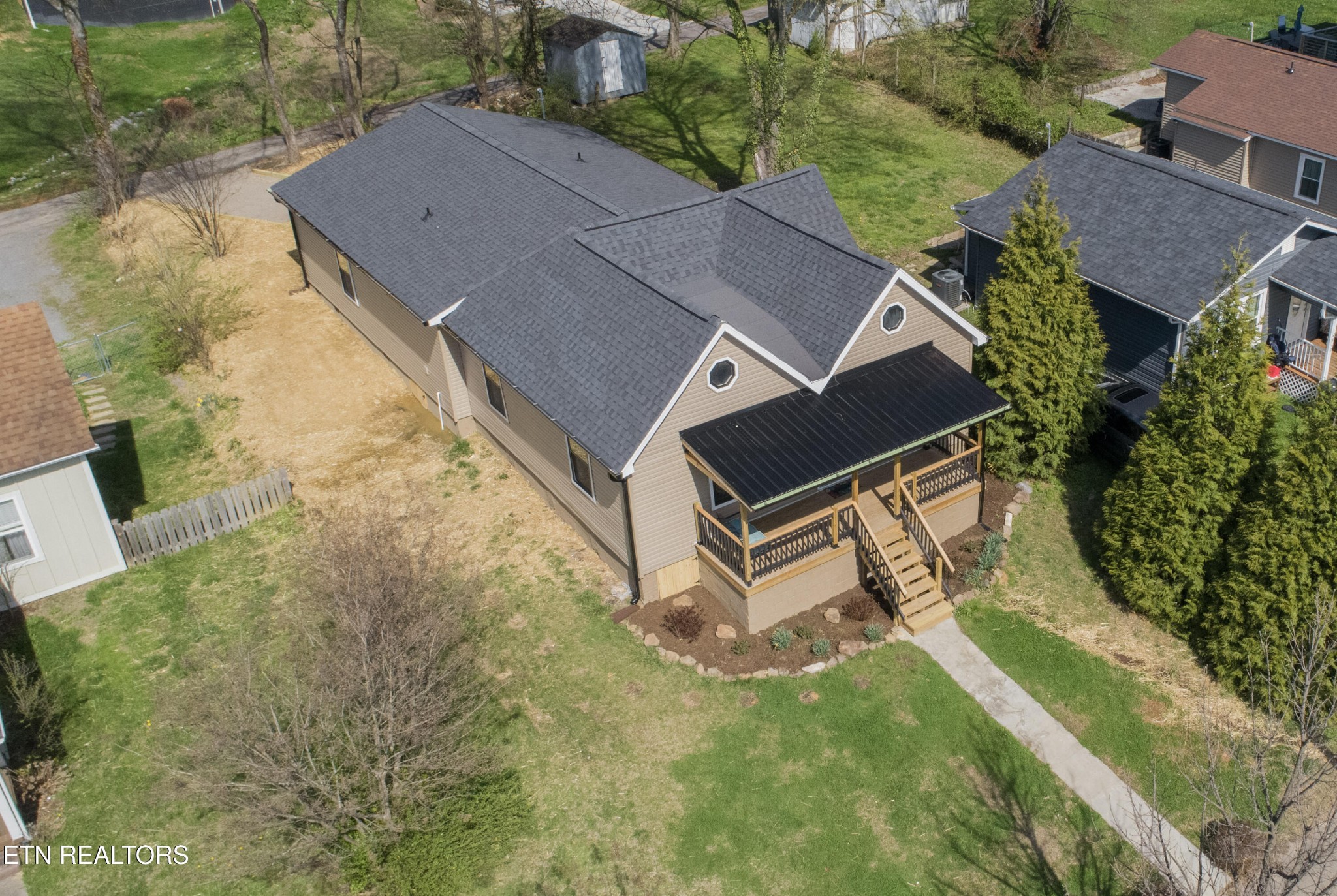 2317 E Glenwood Ave Property Photo 4
