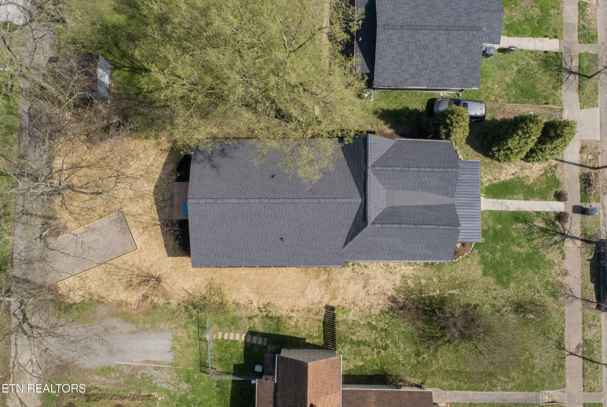 2317 E Glenwood Ave Property Photo 5