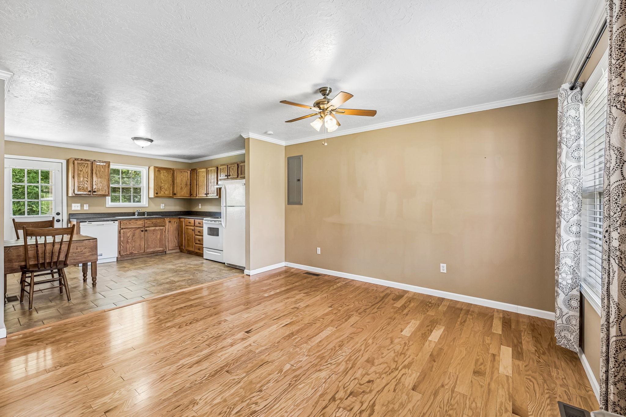 362 Oak St Property Photo 9