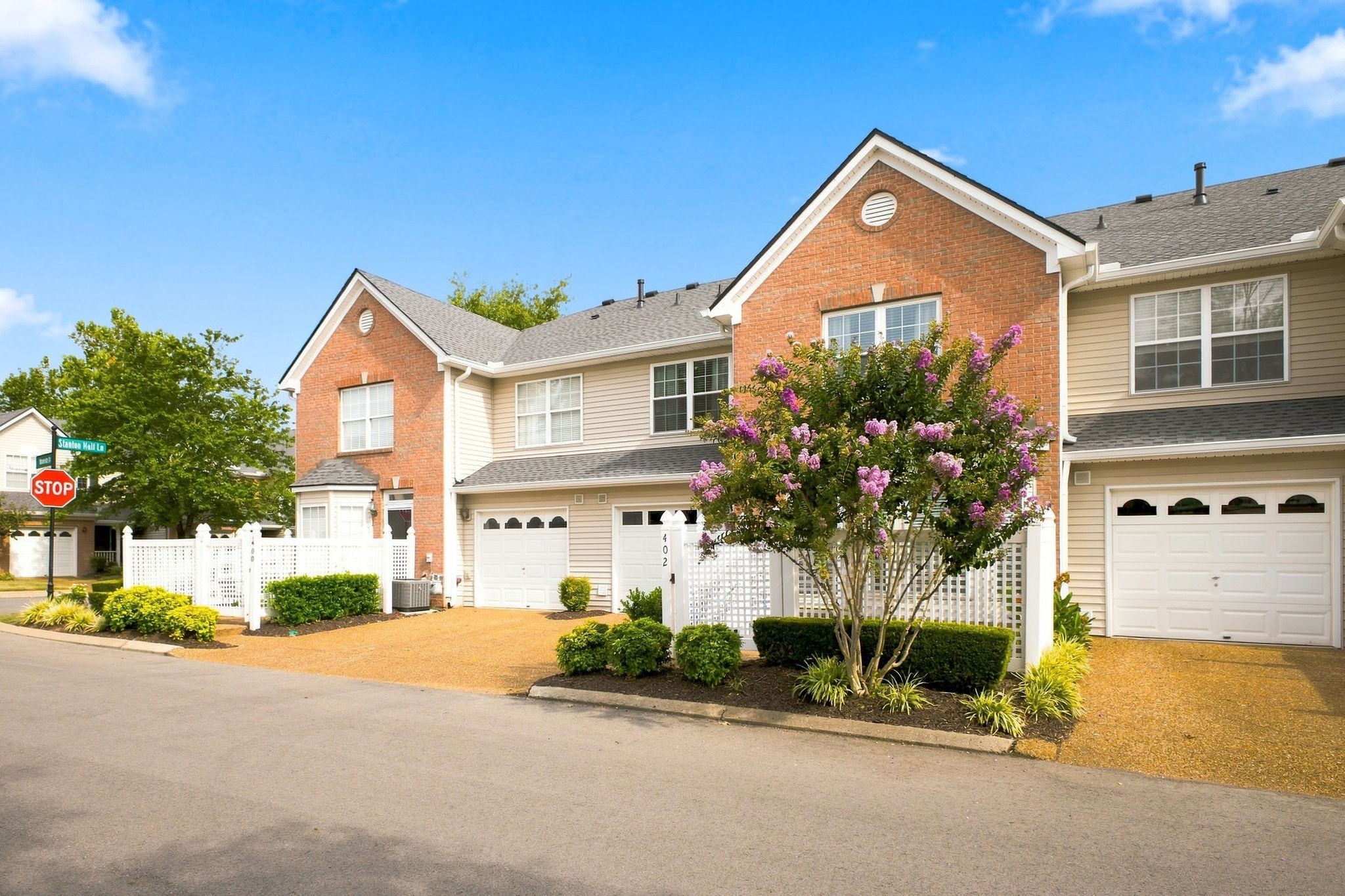 402 Bembridge Ln Property Photo 4