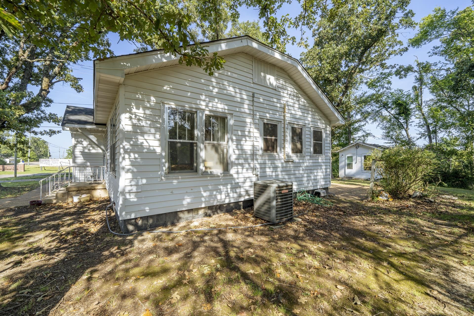 340 Oak St Property Photo 4