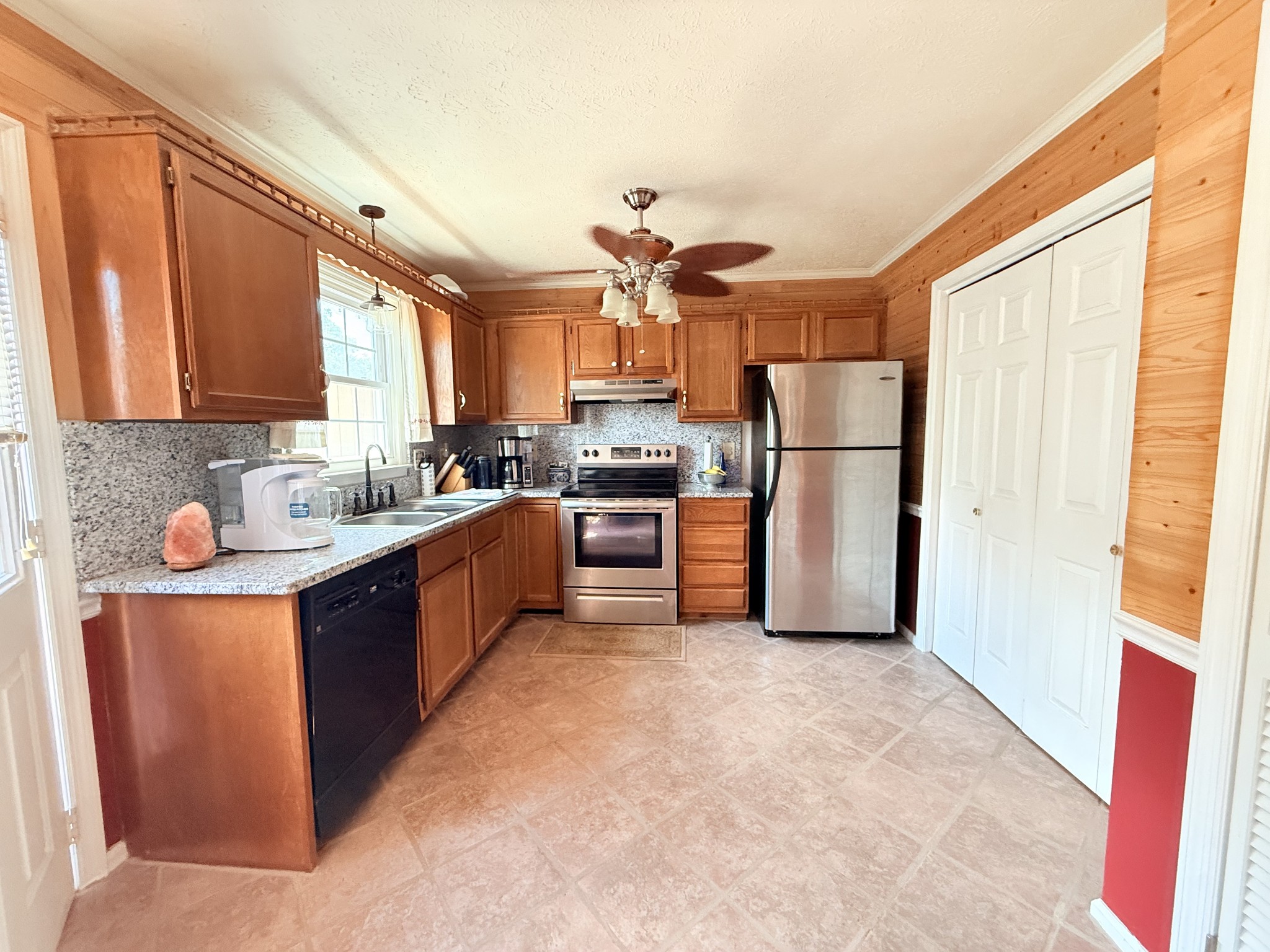 810 Lewis Ct Property Photo 4