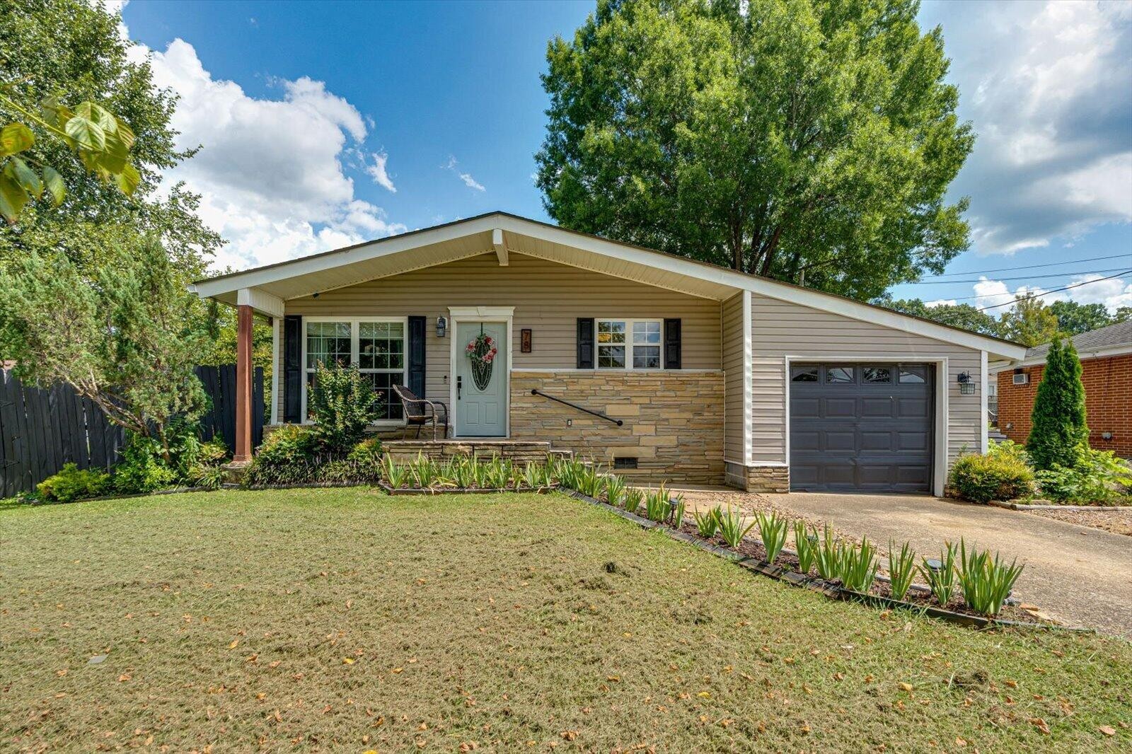 78 Elaine Circle Property Photo 1