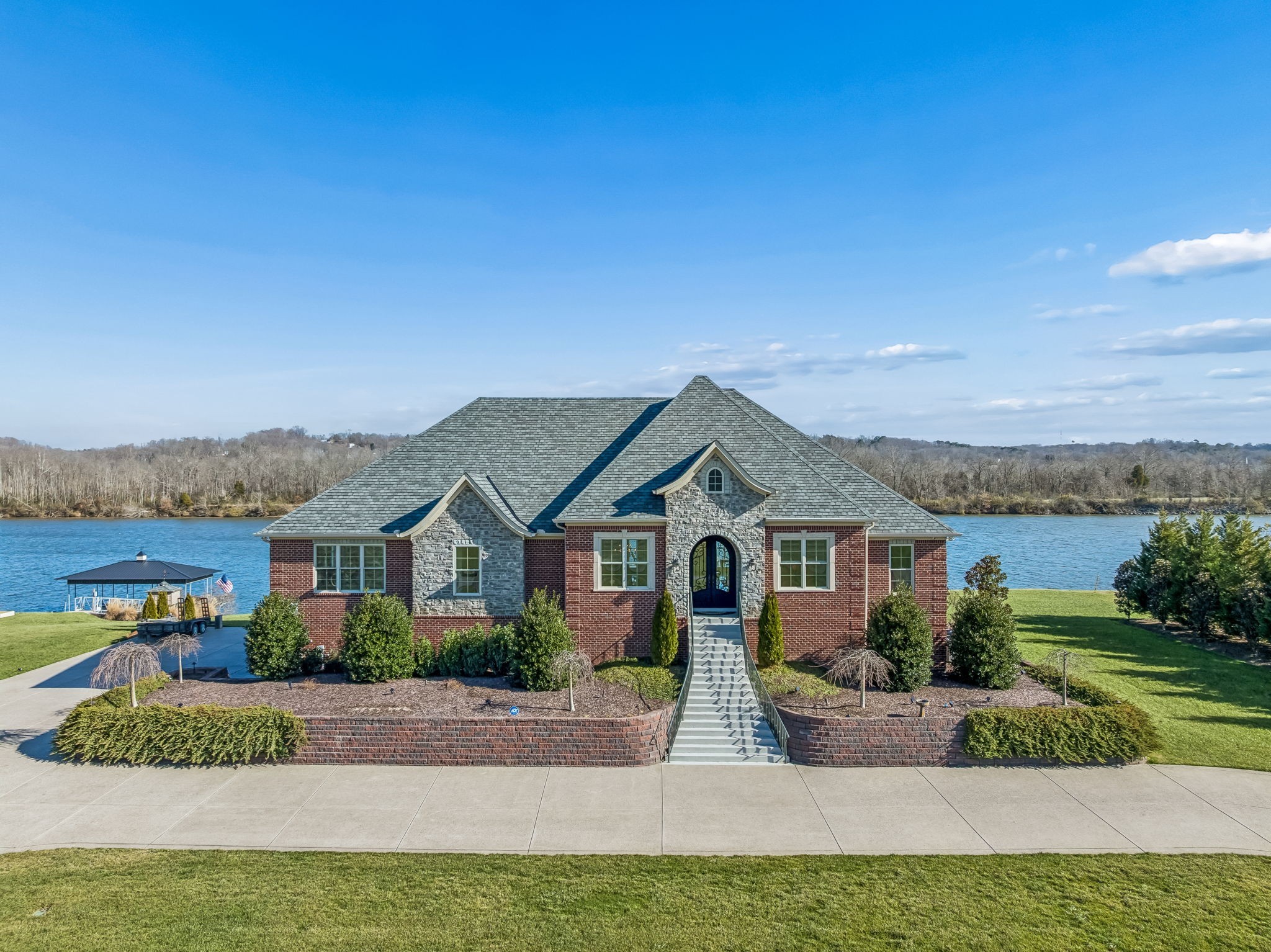 185 Shoals Lndg Property Photo 1
