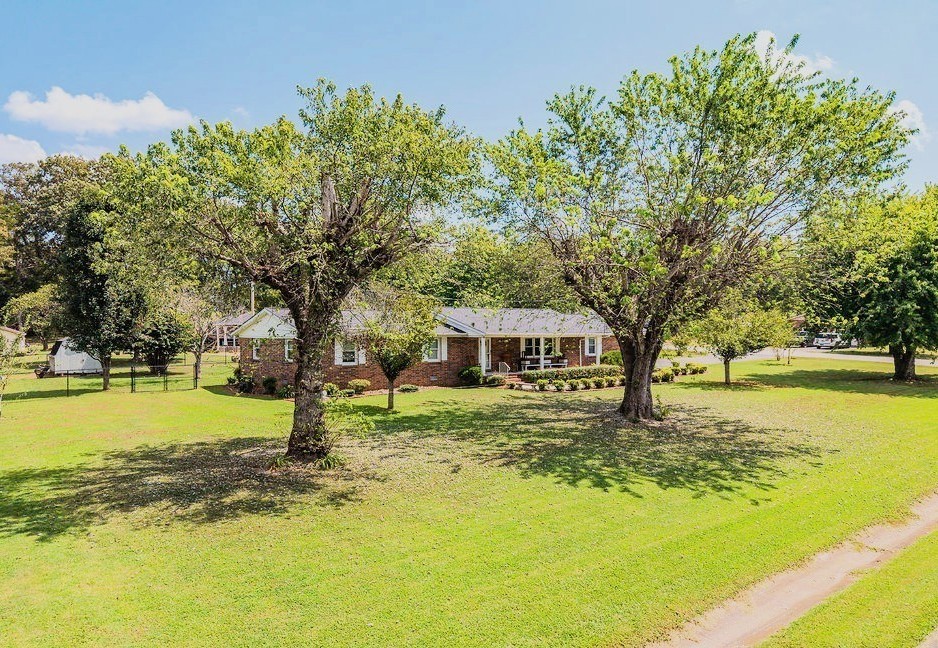 156 S Arrowhead Dr Property Photo 1