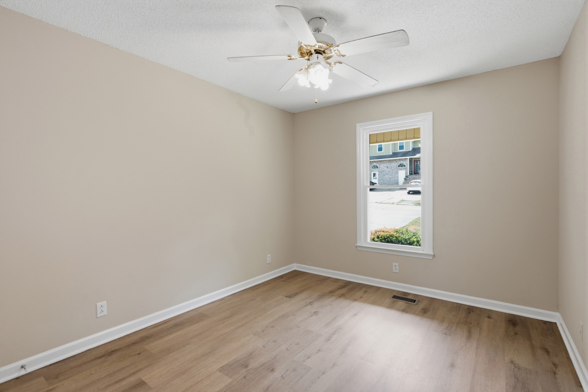 1033 Silver Point Dr Property Photo 28