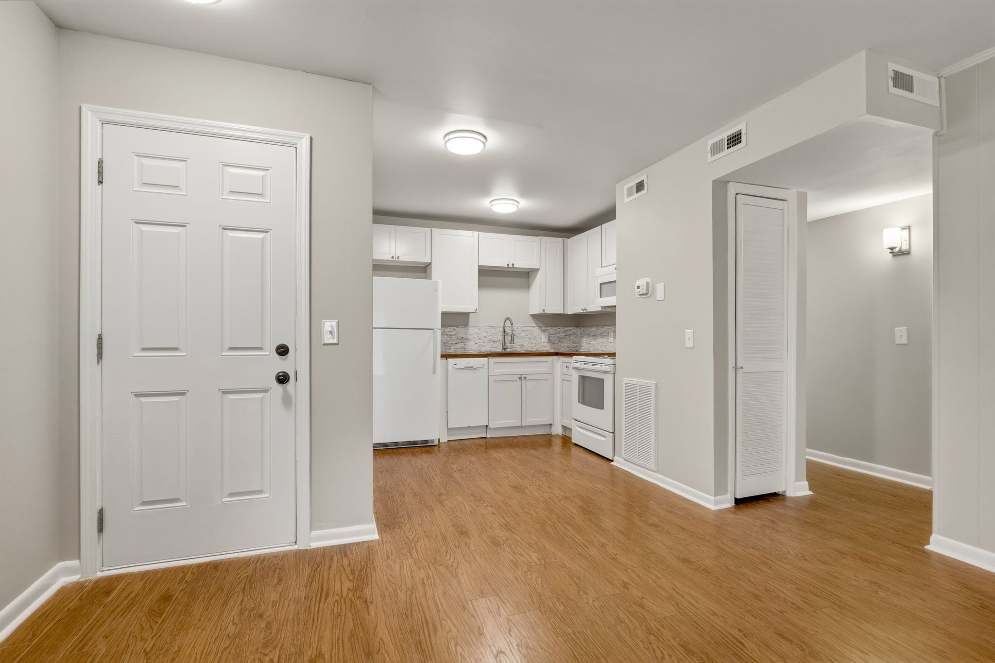 555 N Dupont Ave Property Photo 1