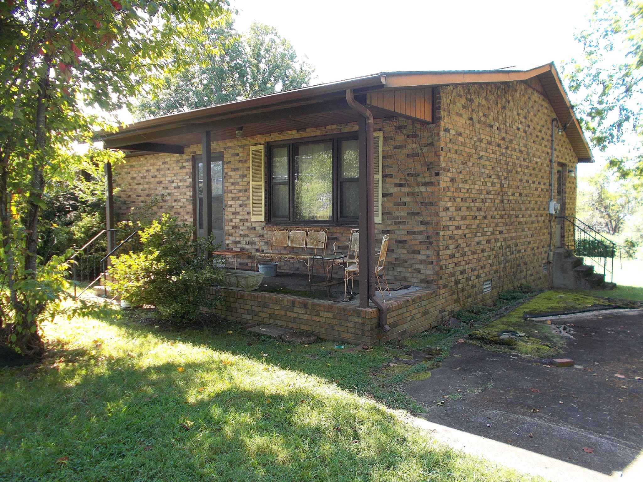 1103 W Railroad St Property Photo 1