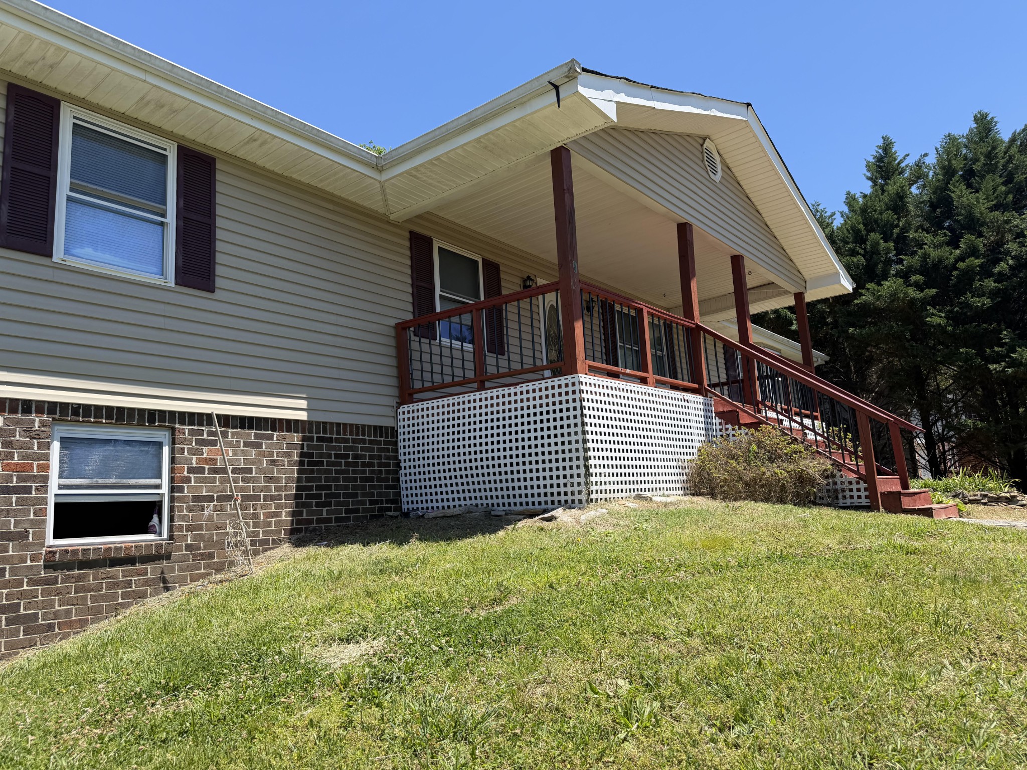 34 Lawrence Dr Property Photo 1