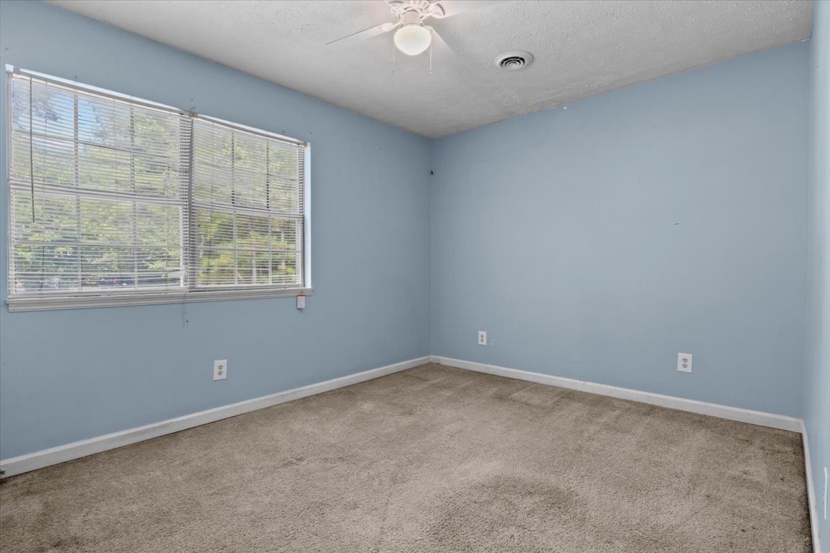 211 Reeves St Property Photo 9