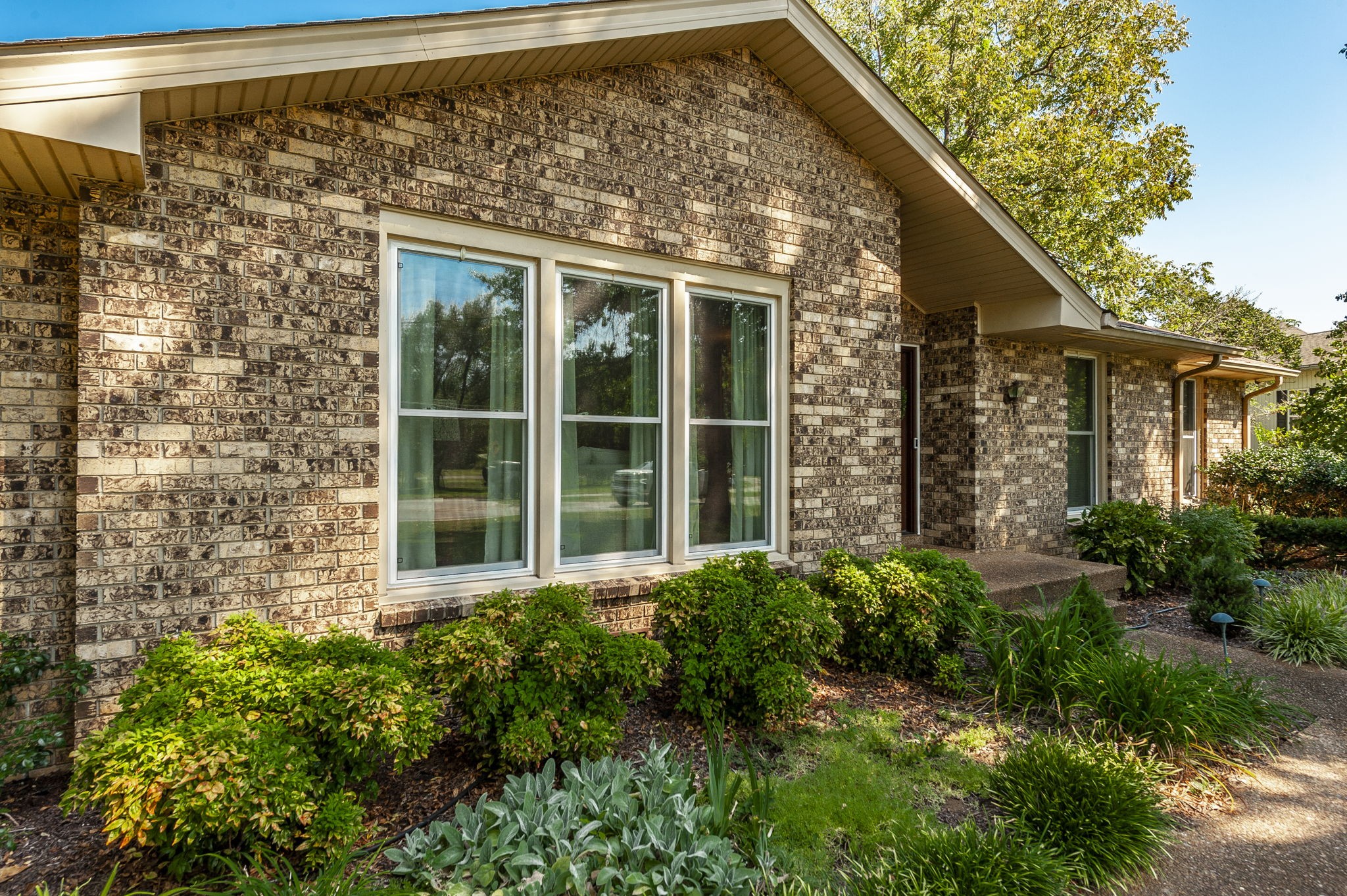 1097 Lakeshore Dr Property Photo 7