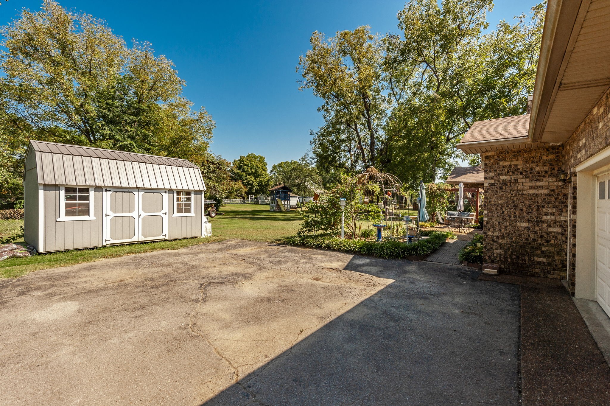1097 Lakeshore Dr Property Photo 10