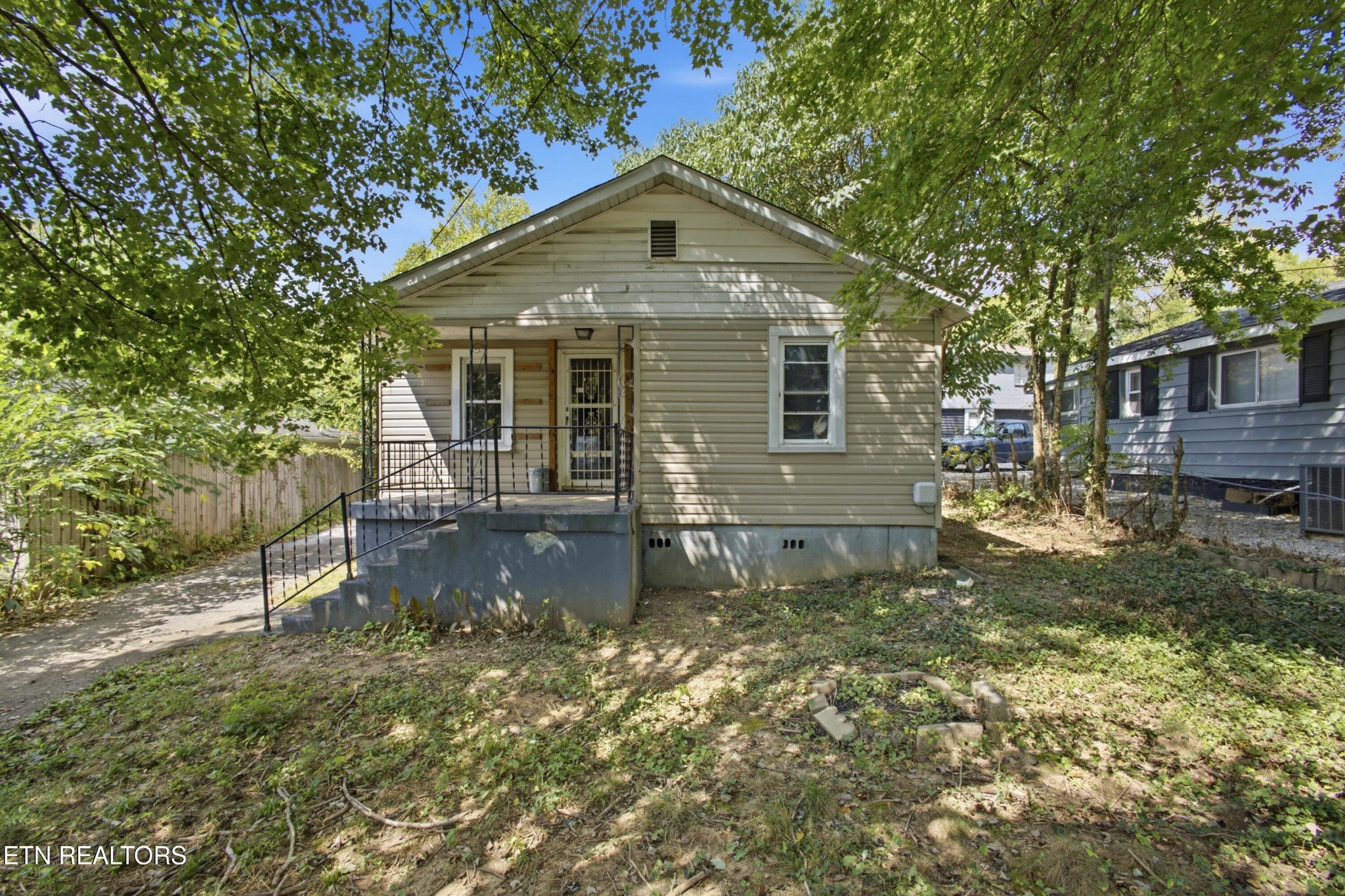 547 Henderson St Property Photo 1