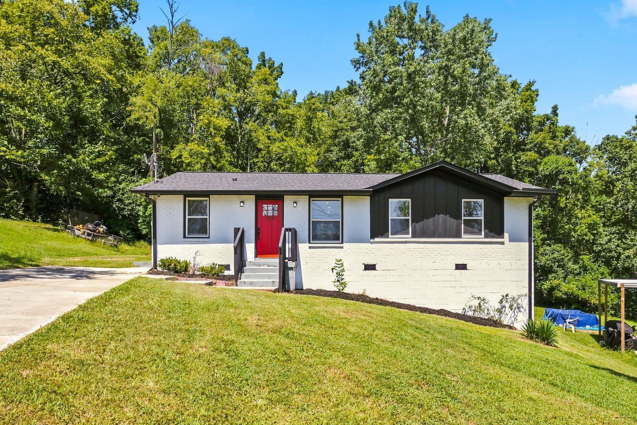 625 Maclaurin Ct Property Photo 1