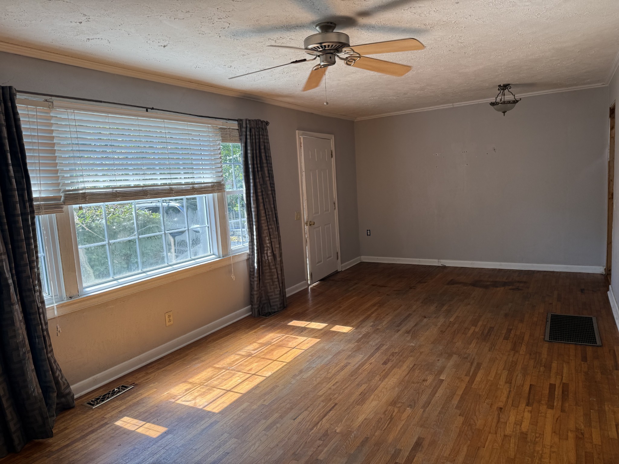220 Kenneth St Property Photo 2