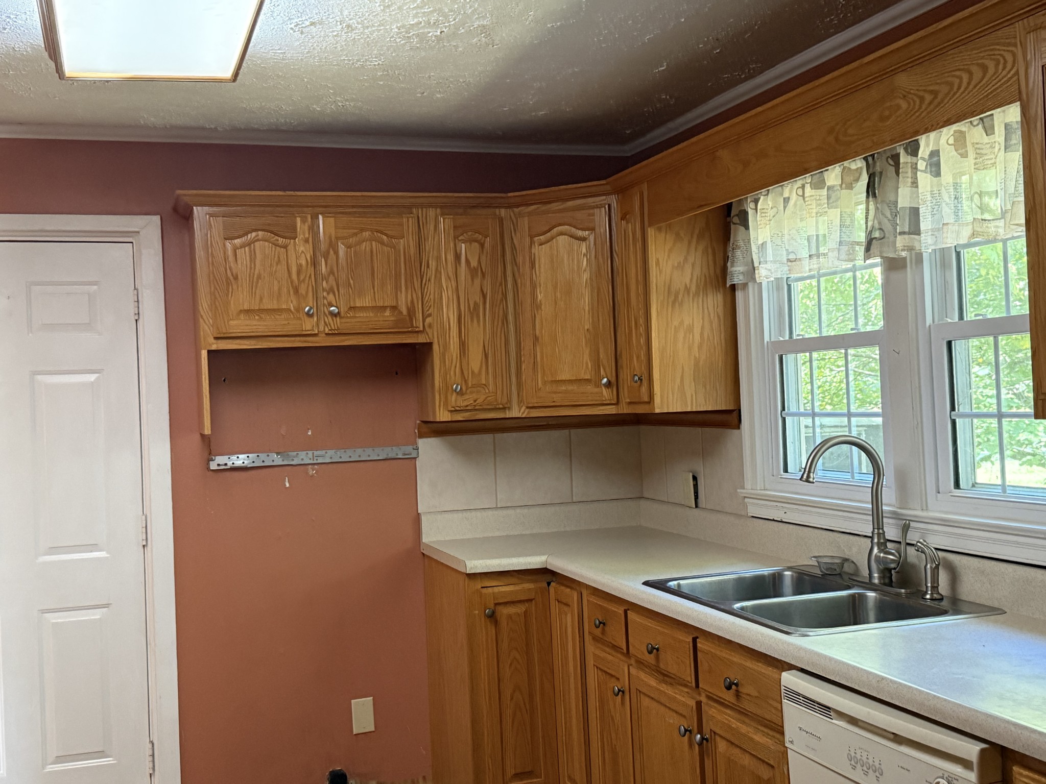 220 Kenneth St Property Photo 3