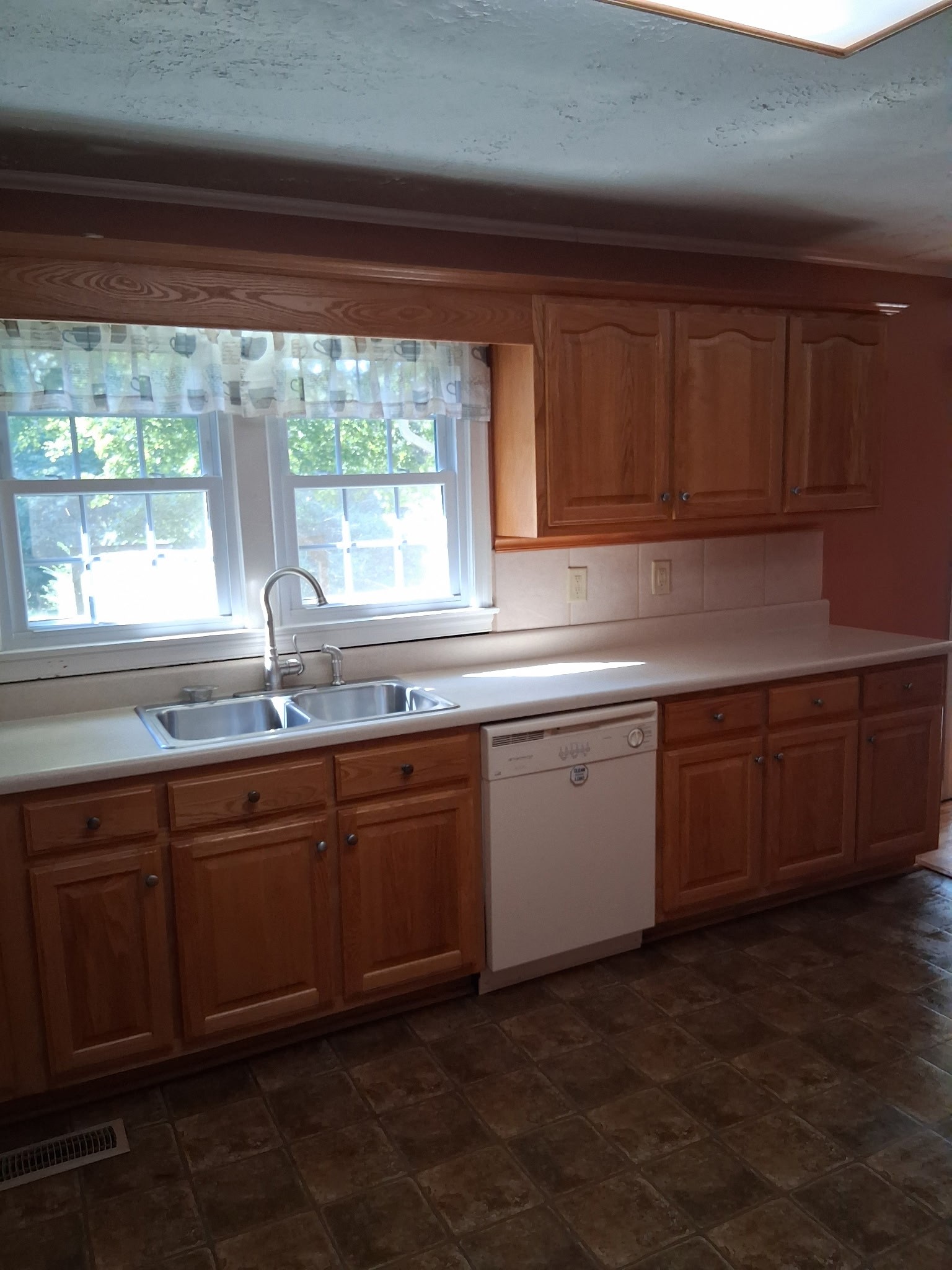 220 Kenneth St Property Photo 4