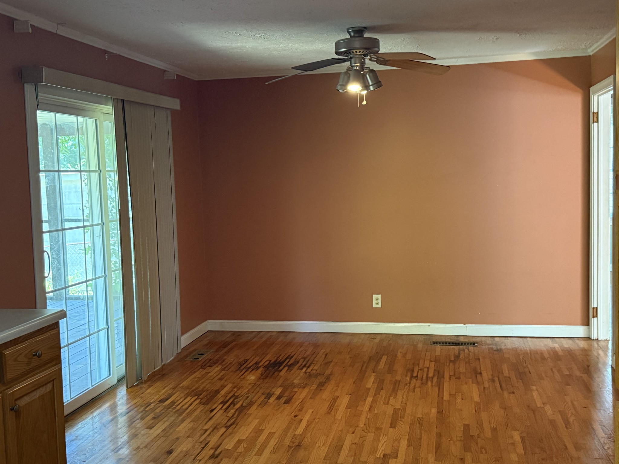 220 Kenneth St Property Photo 7