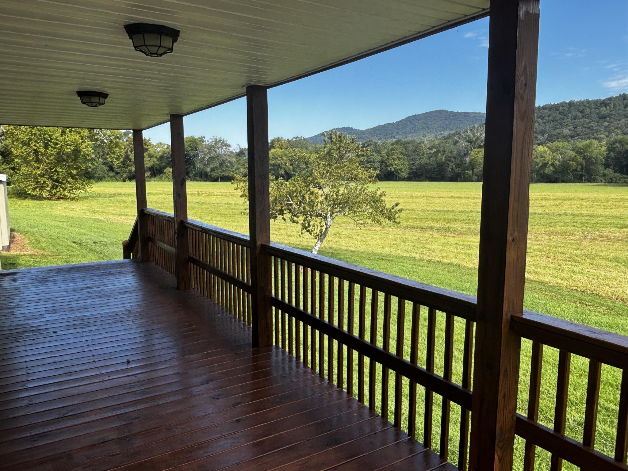 4915 Sweetens Cove Road Property Photo 1