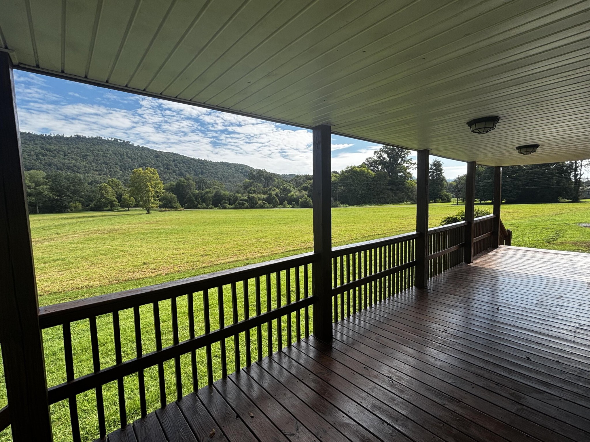 4915 Sweetens Cove Road Property Photo 2