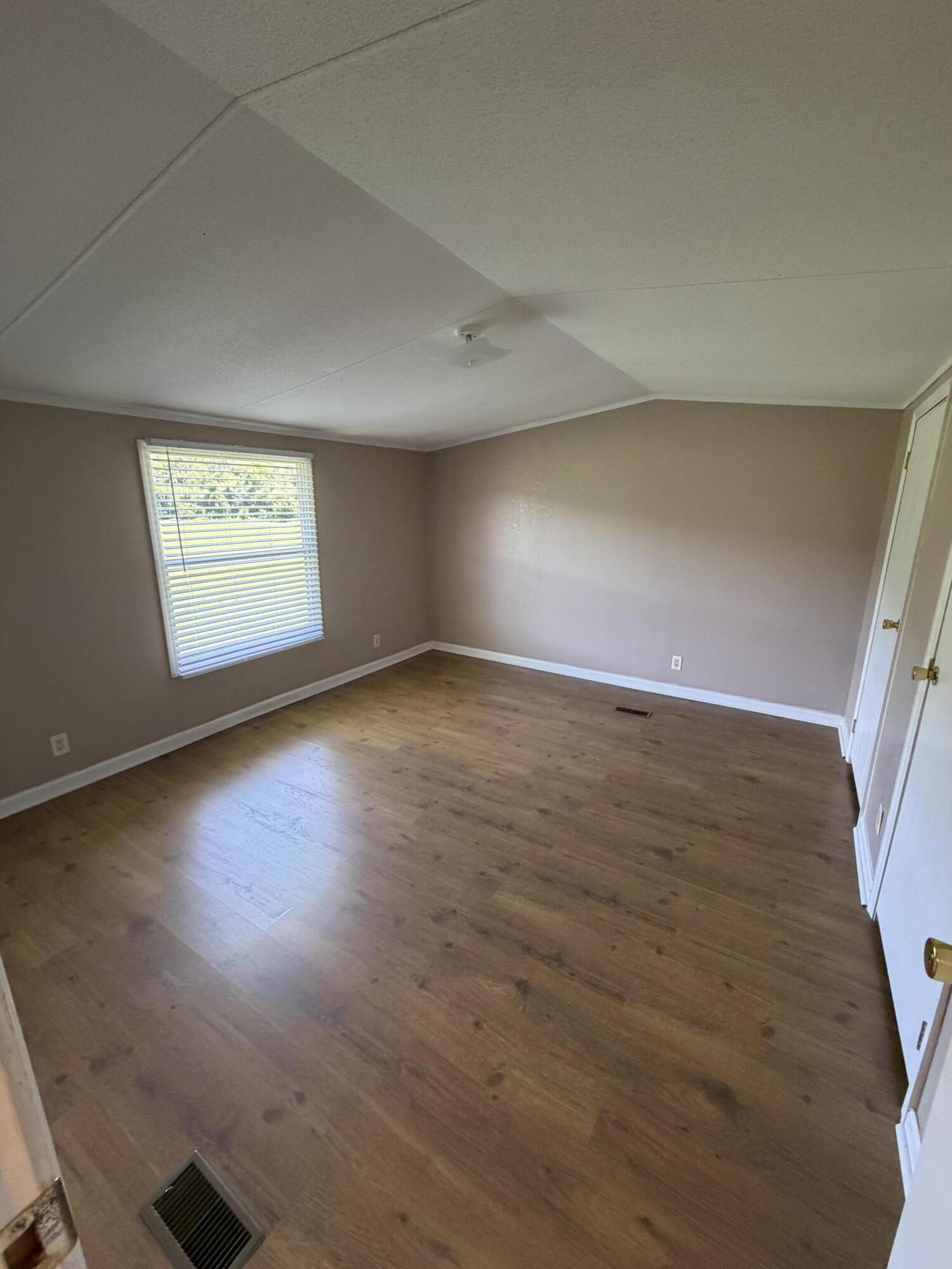 4915 Sweetens Cove Road Property Photo 9