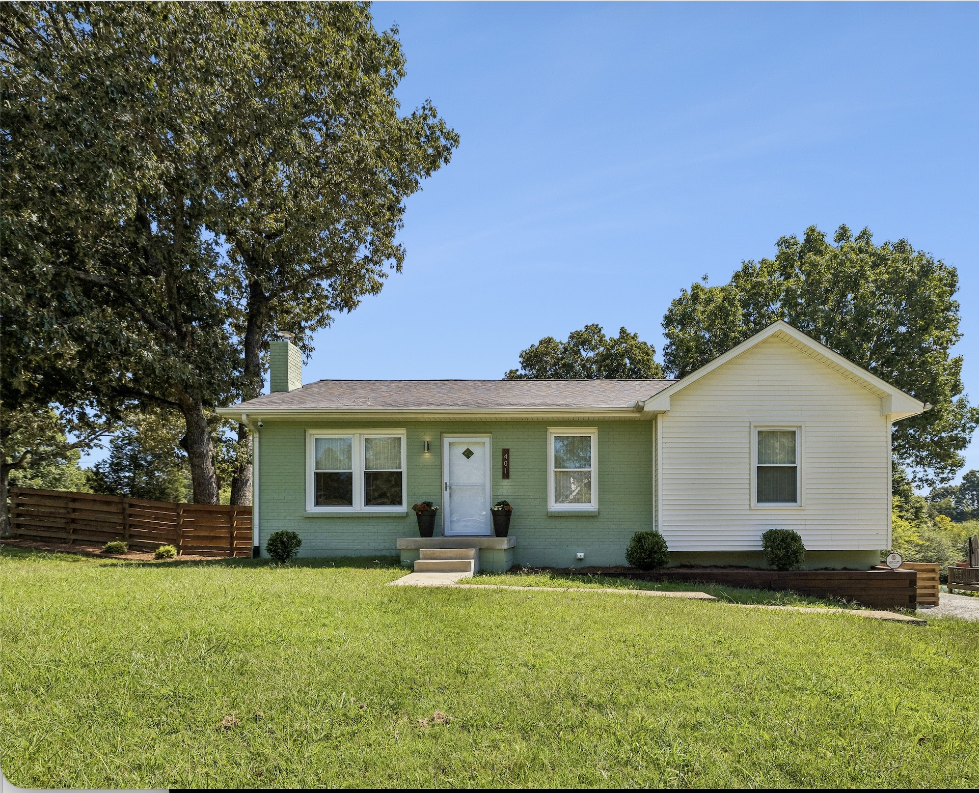401 Bluebird Ln Property Photo 1