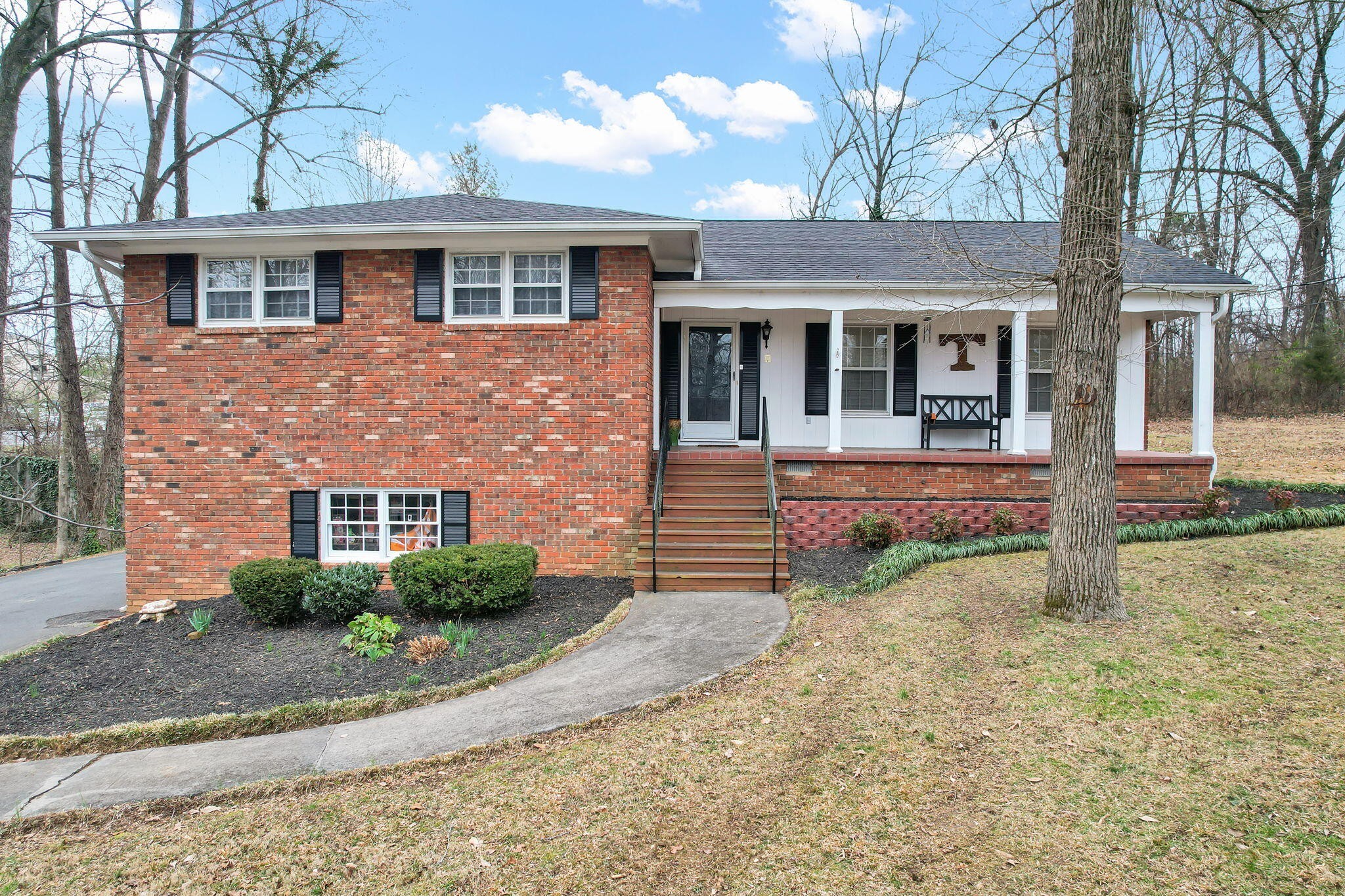 2112 Oakland Drive, Nw Property Photo 1