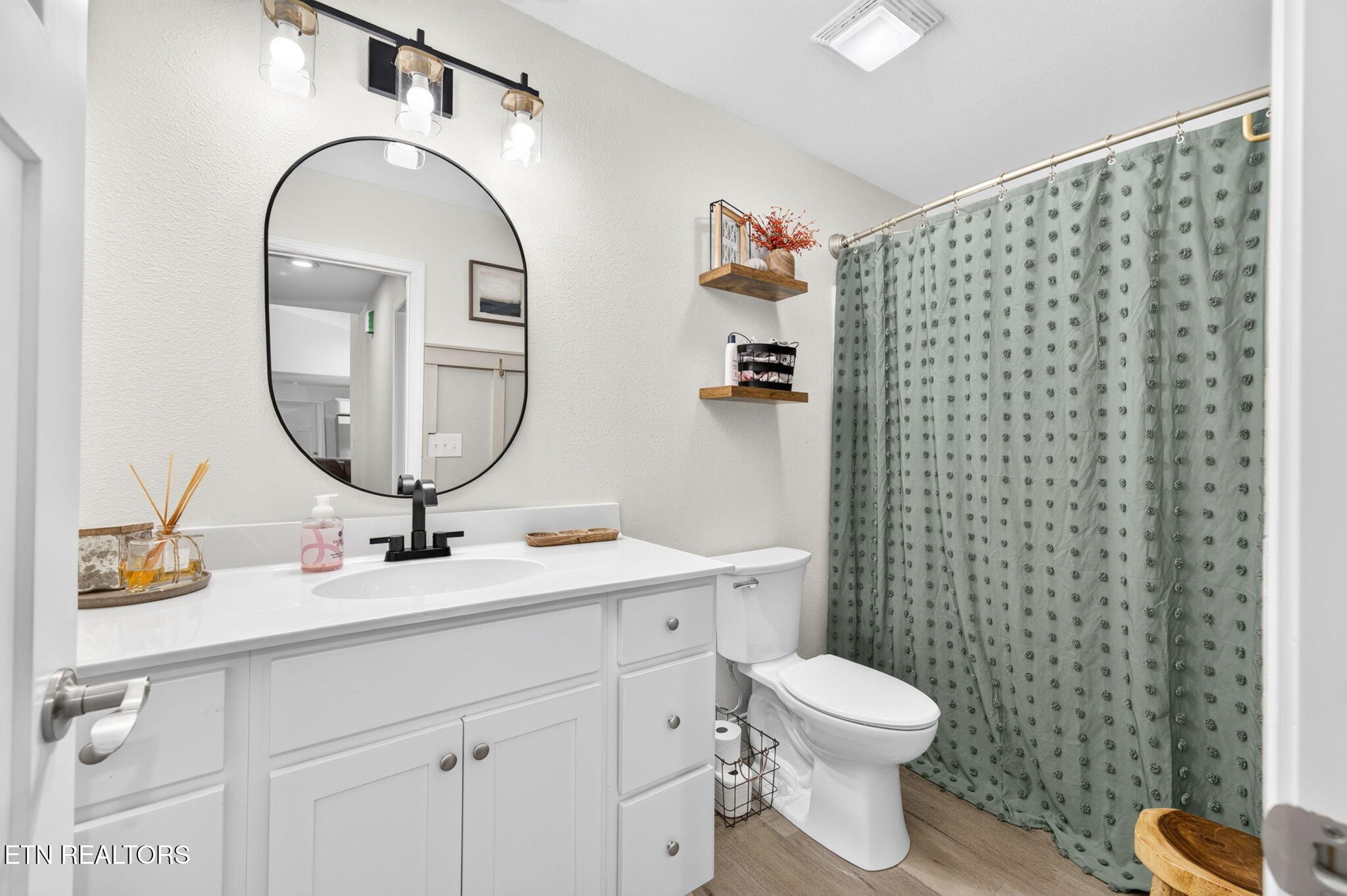 60 Capitol Drive Property Photo 24