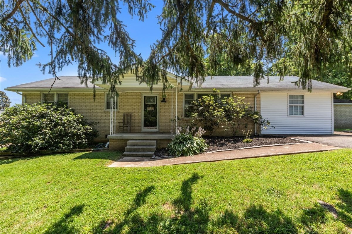 1109 N Charlotte St Property Photo 1