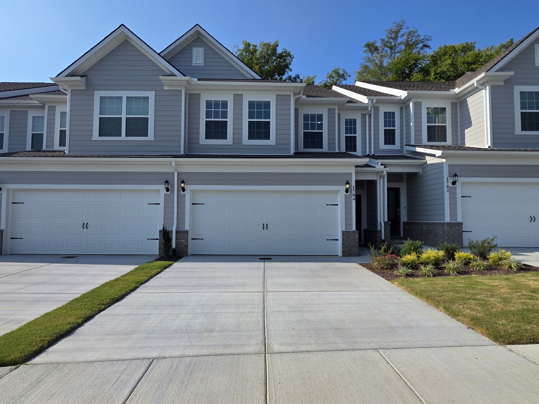 1704 Manuka Ln Property Photo 1