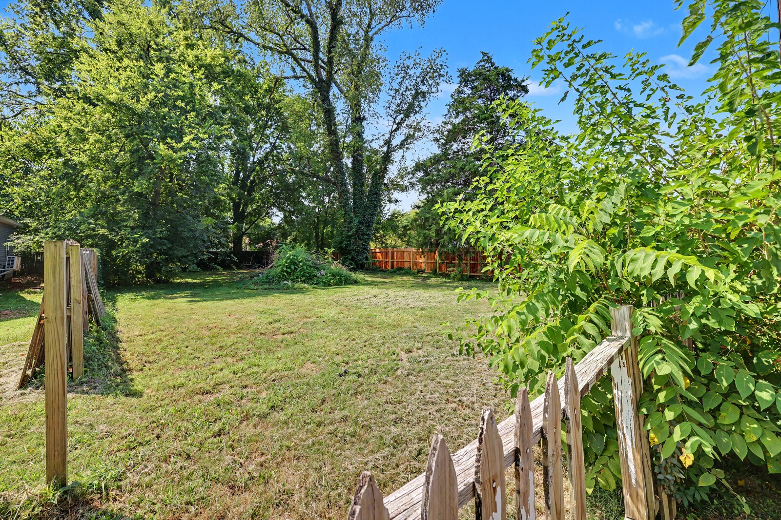 1004 E Vine St Property Photo 3