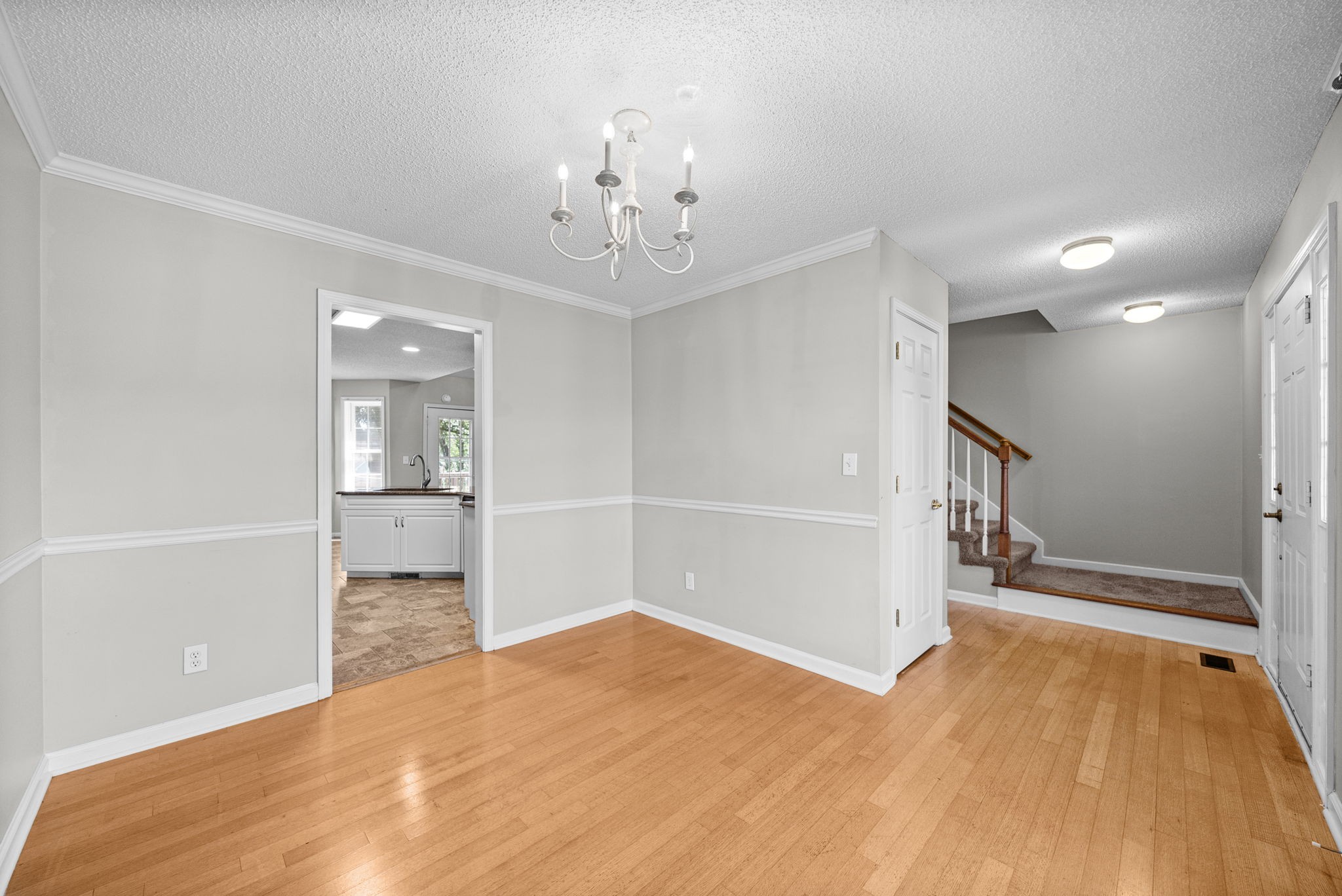 605 Westchester Pl Property Photo 3