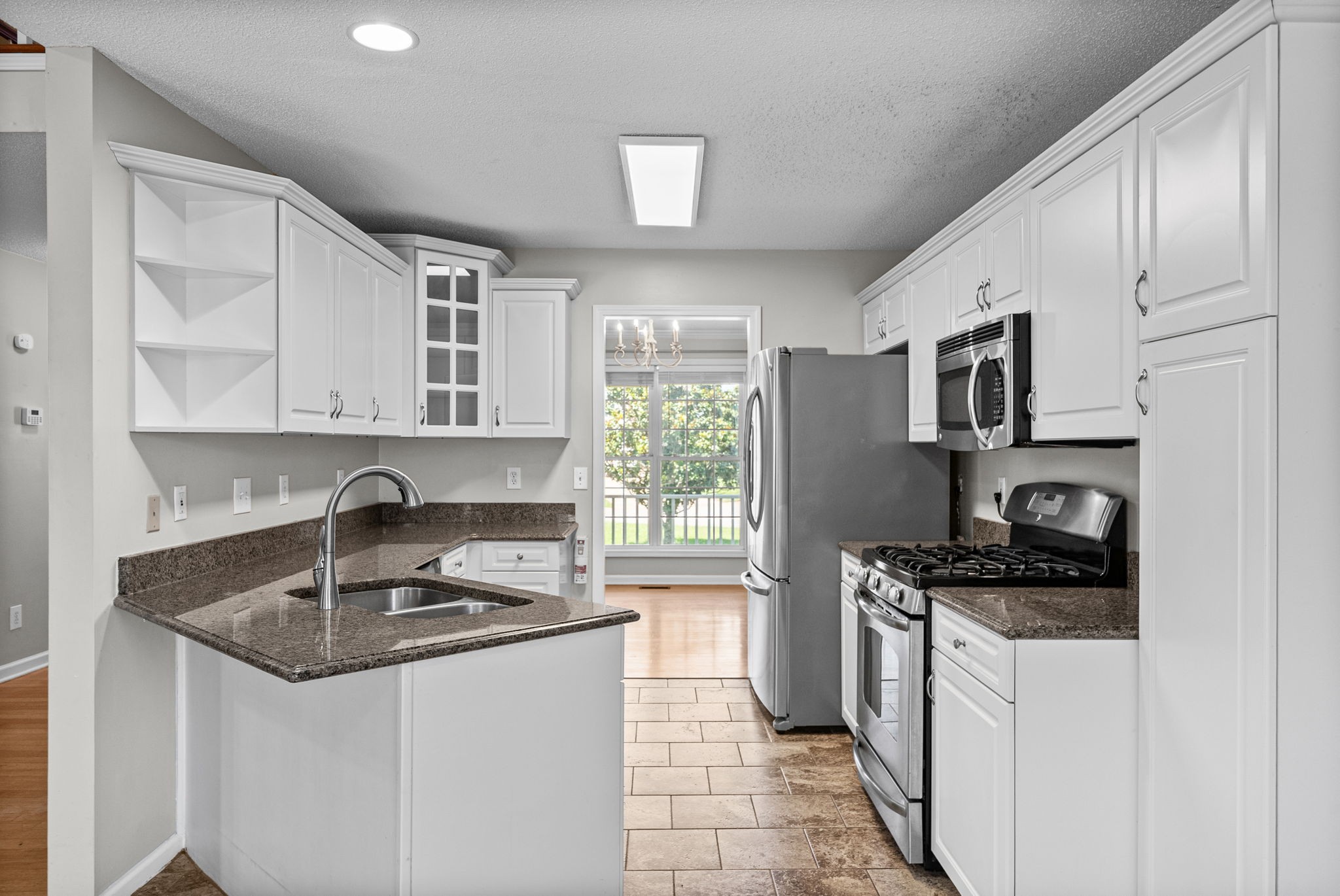 605 Westchester Pl Property Photo 6