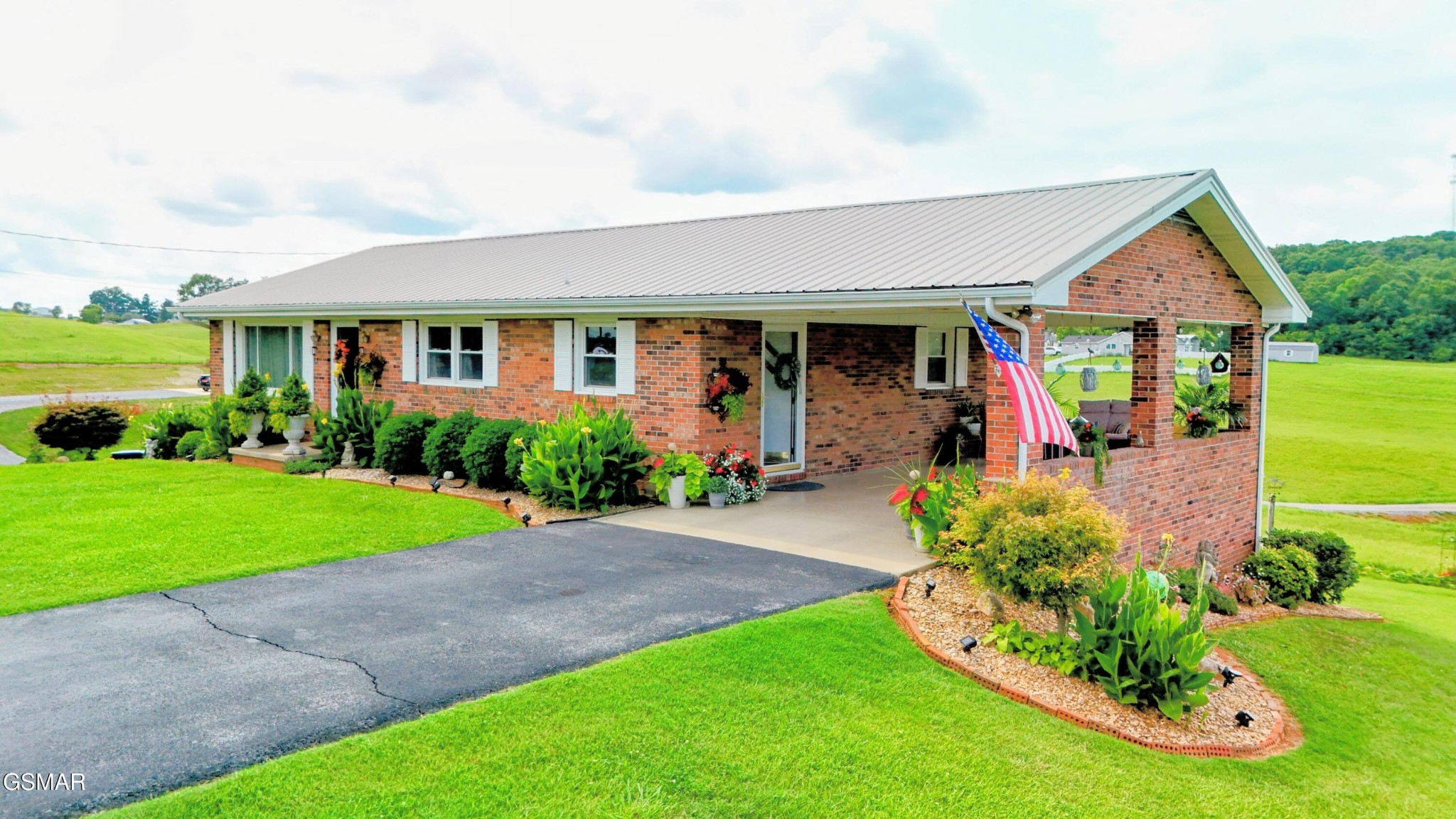 165 Unaka Drive Property Photo 1