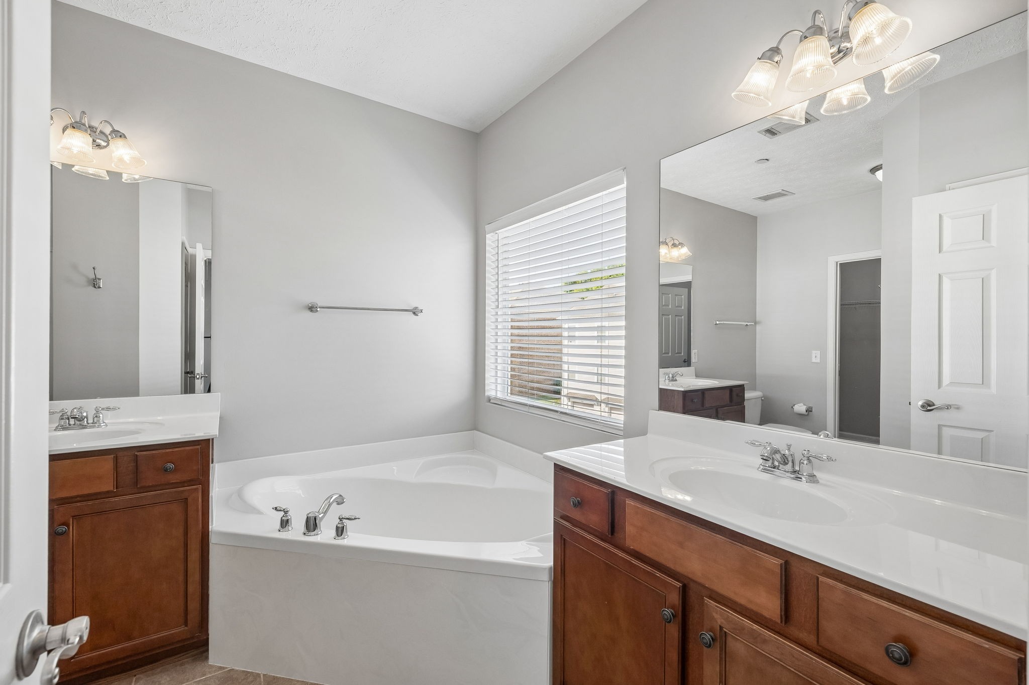 1017 Park Run Dr Property Photo 15