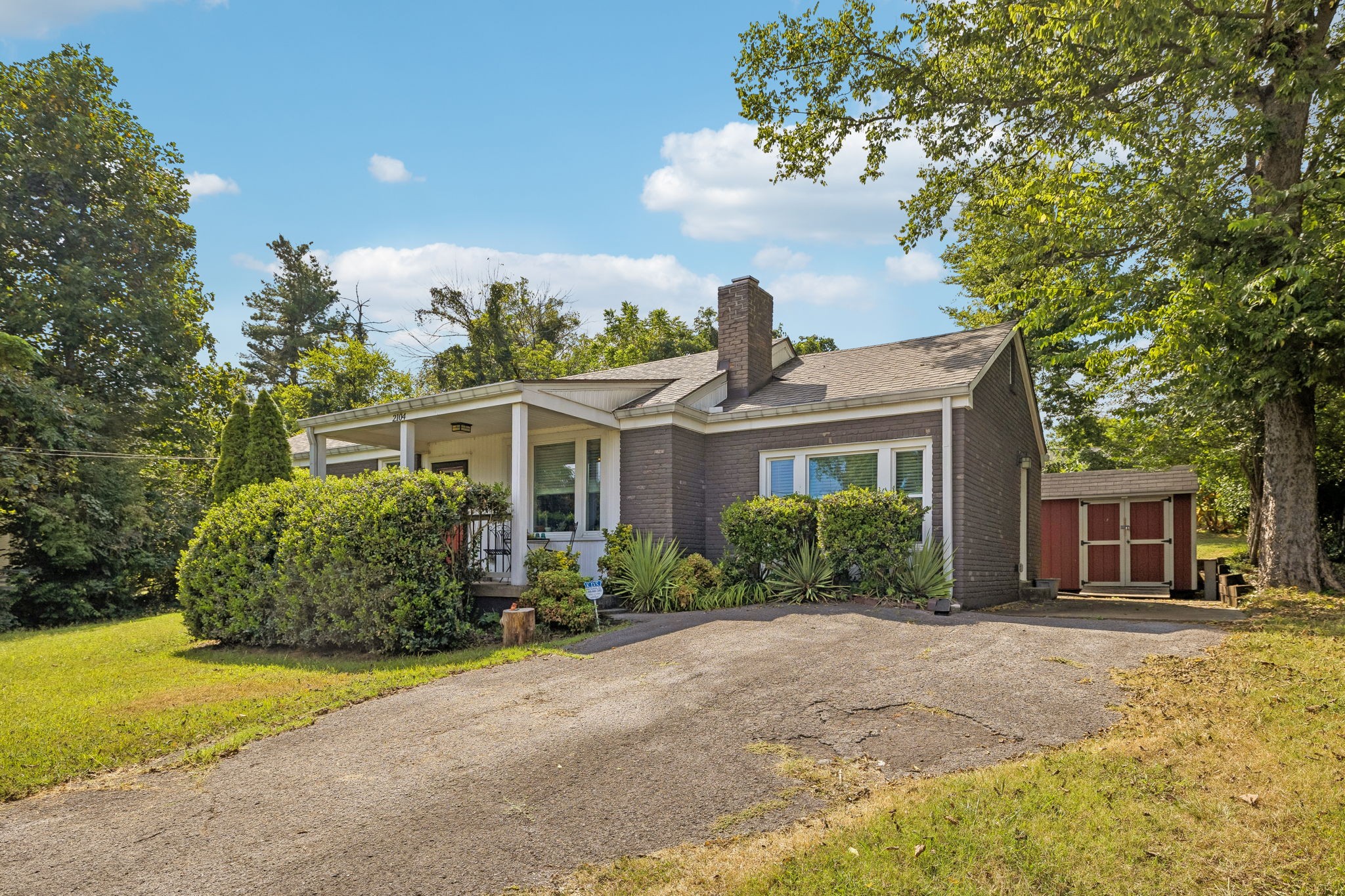 2104 Fernwood Dr Property Photo 1