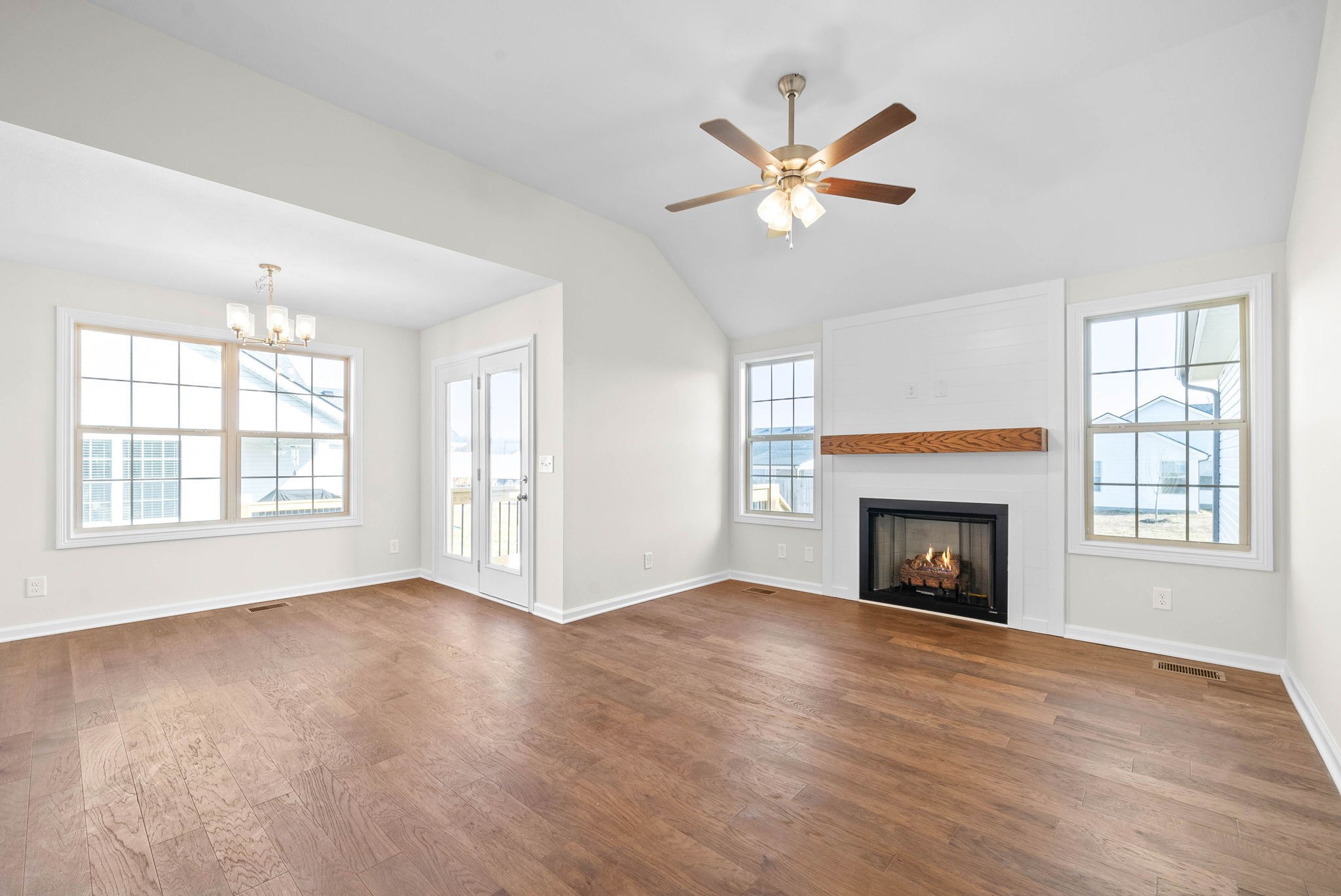 1498 Hallies Way Property Photo 4