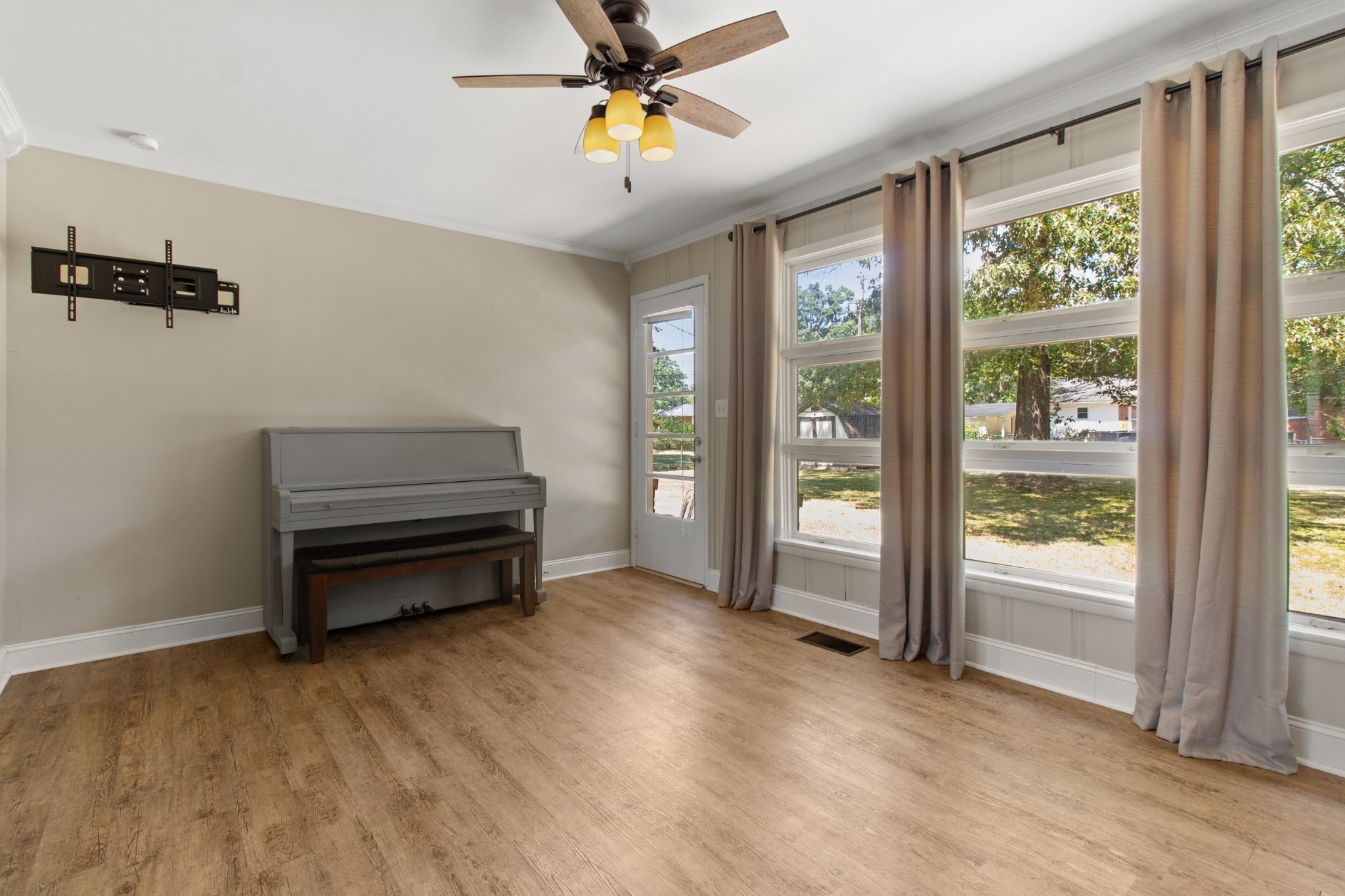 608 Bragg Cir Property Photo 3