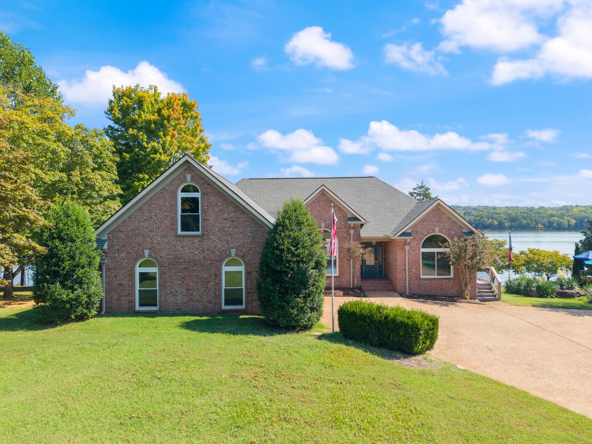 605 Lake Haven Dr Property Photo 1