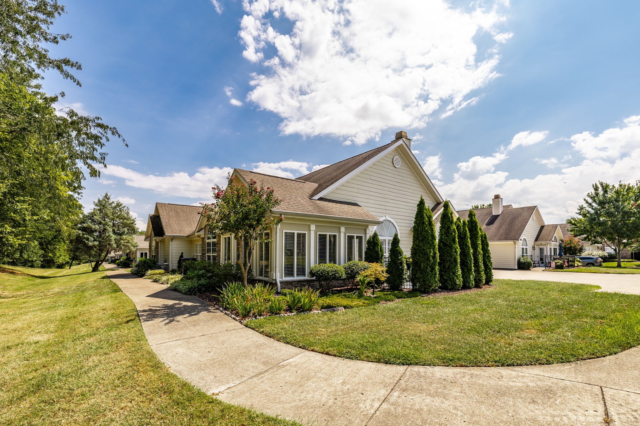 825 Browns Ln Property Photo 10