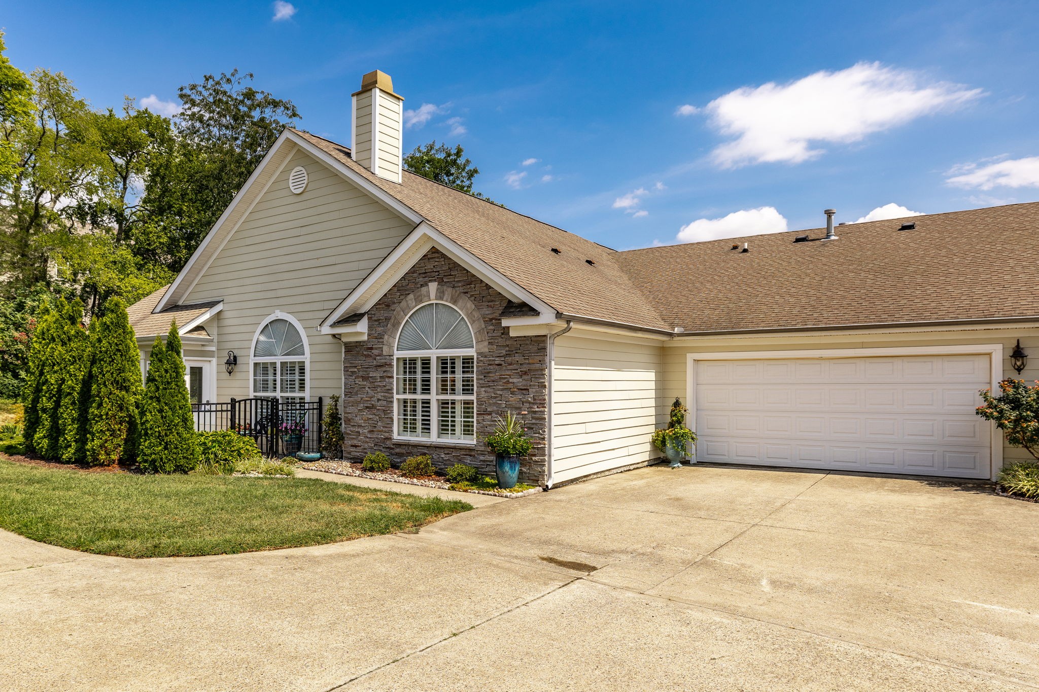 825 Browns Ln Property Photo 16