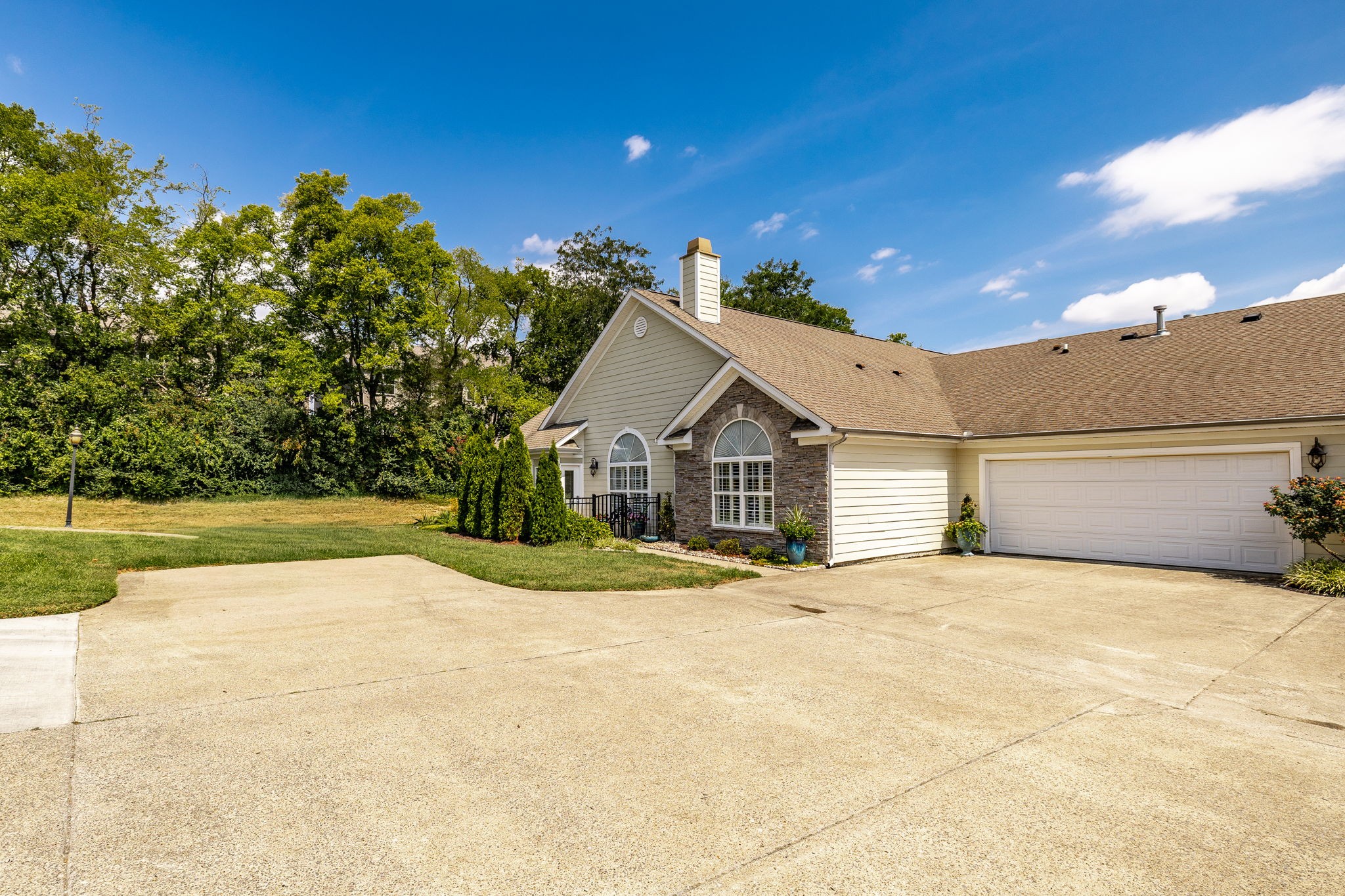 825 Browns Ln Property Photo 18