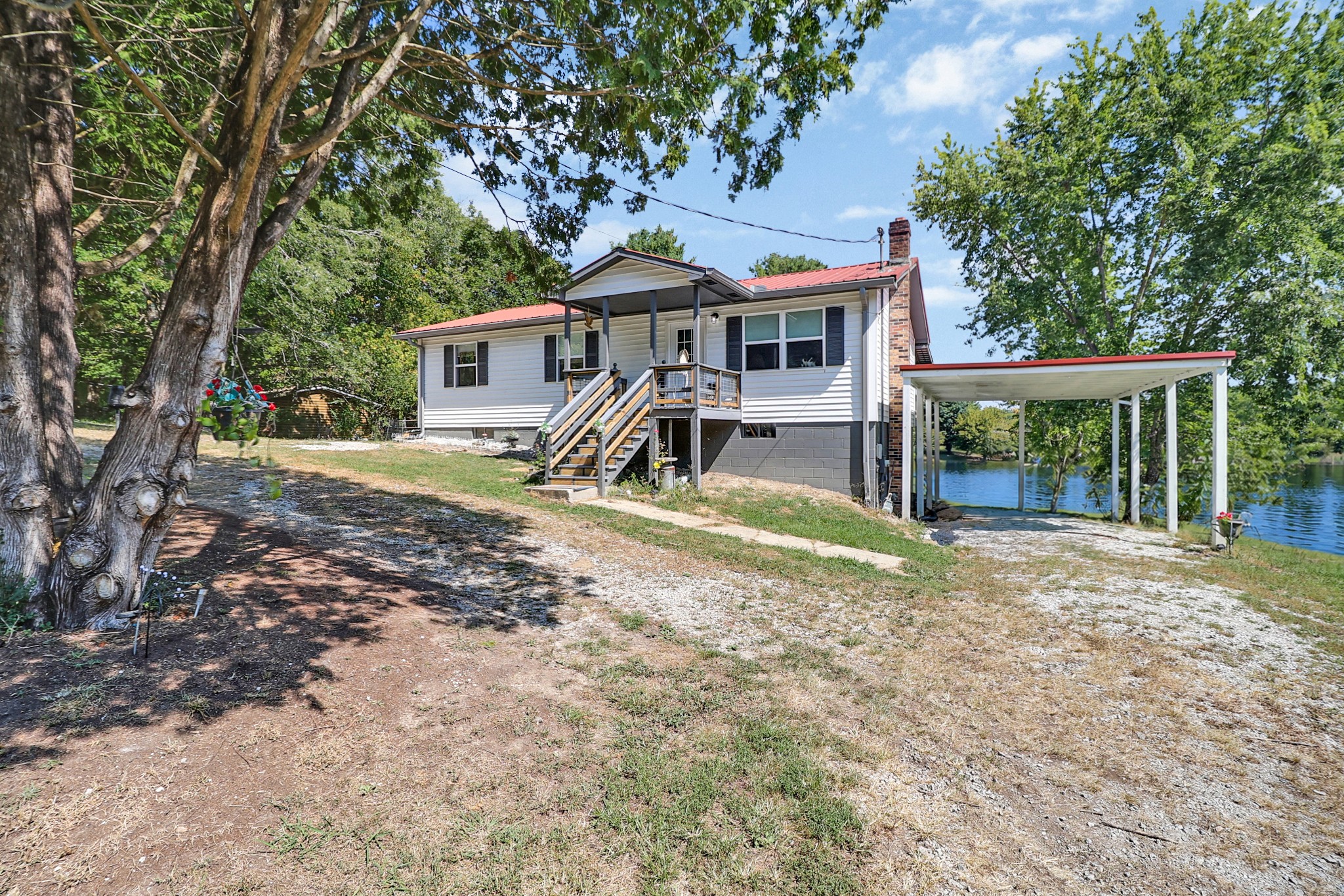 515 Silver Lake Dr Property Photo 2